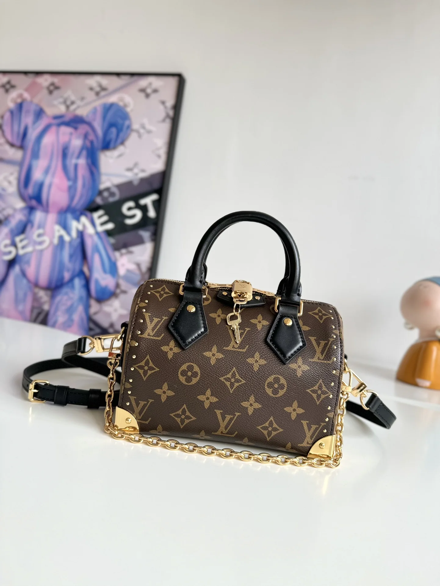 LV M13146 经典图案手袋 女士斜挎包 LV M13146 经典图案手袋 女士斜挎包