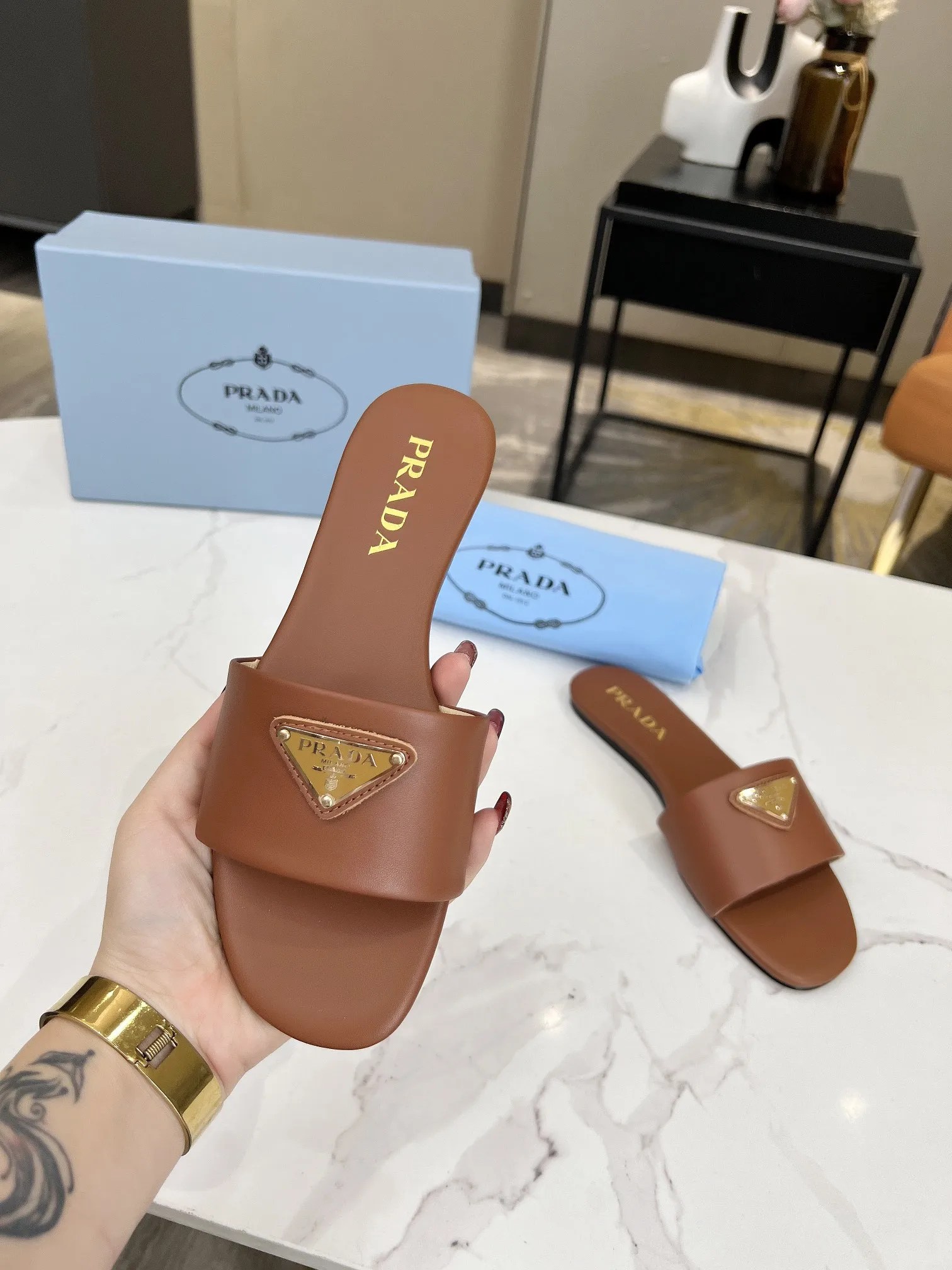 普拉达 2024新款拖鞋 平底女鞋 普拉达 2024新款拖鞋 平底女鞋