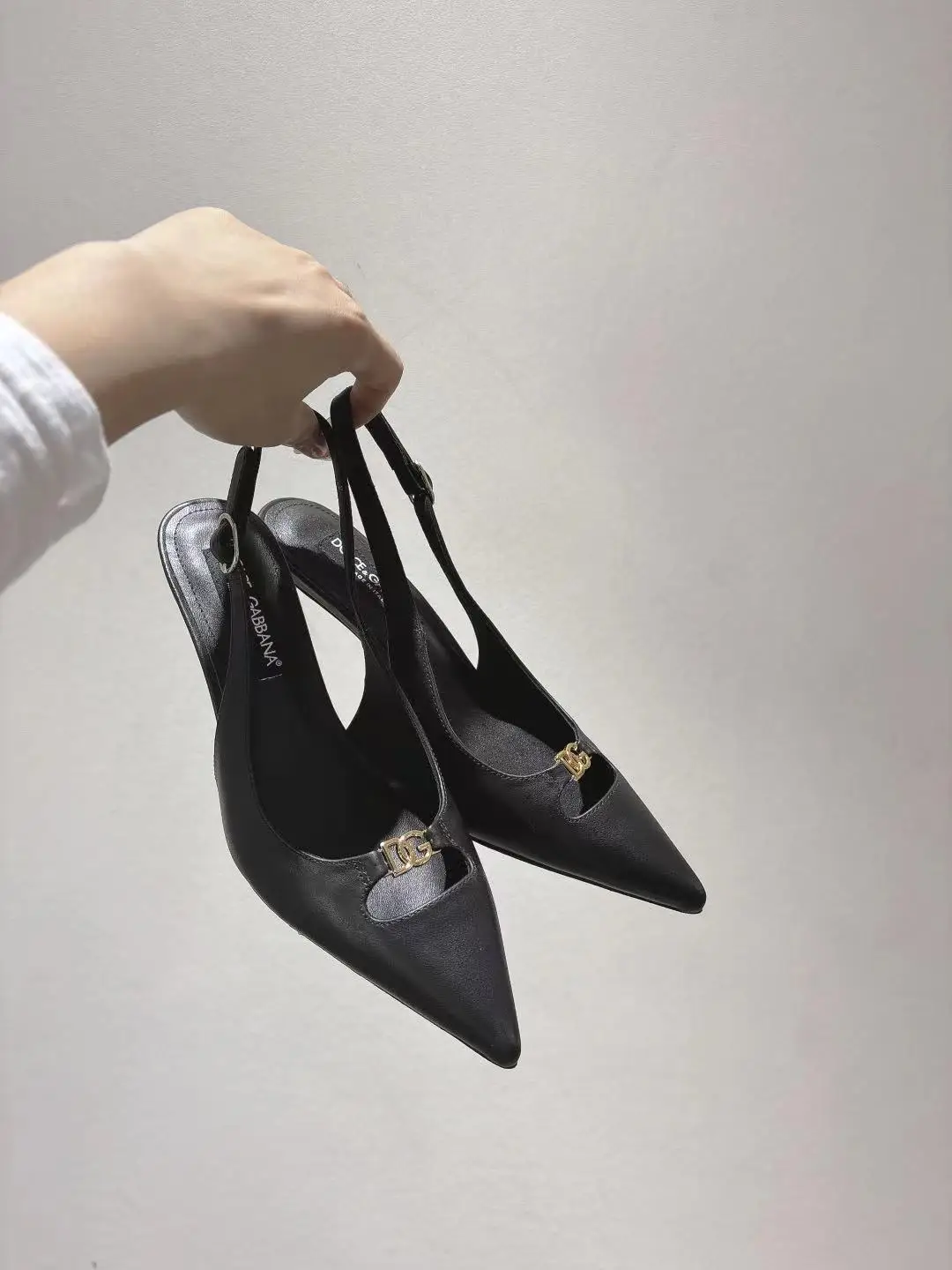 杜嘉班纳 新款头层牛皮跟高10cm高跟凉鞋 杜嘉班纳 新款头层牛皮跟高10cm高跟凉鞋