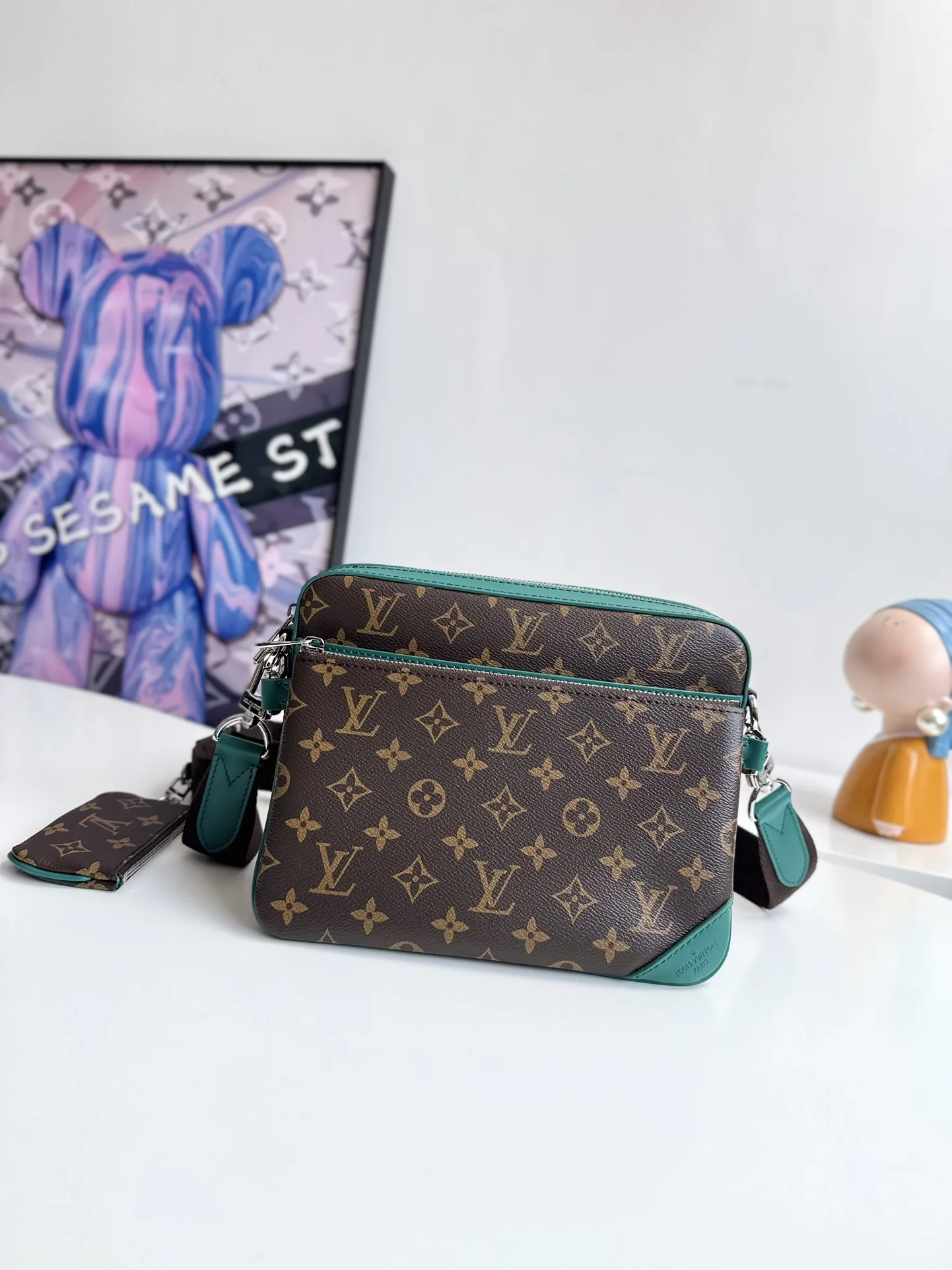 LV M12766 帆布邮差包 男士斜挎包 LV M12766 帆布邮差包 男士斜挎包