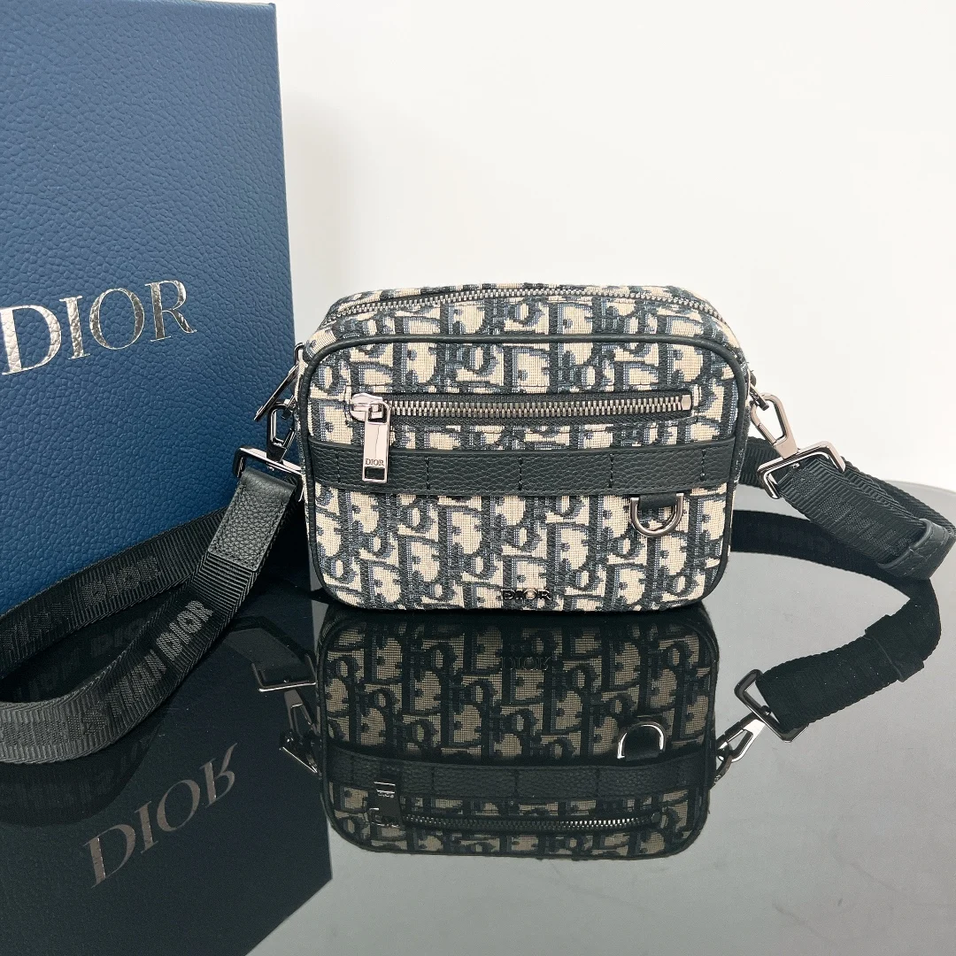 迪奥 新品男士safari信使包 男士斜挎包 迪奥 新品男士safari信使包 男士斜挎包