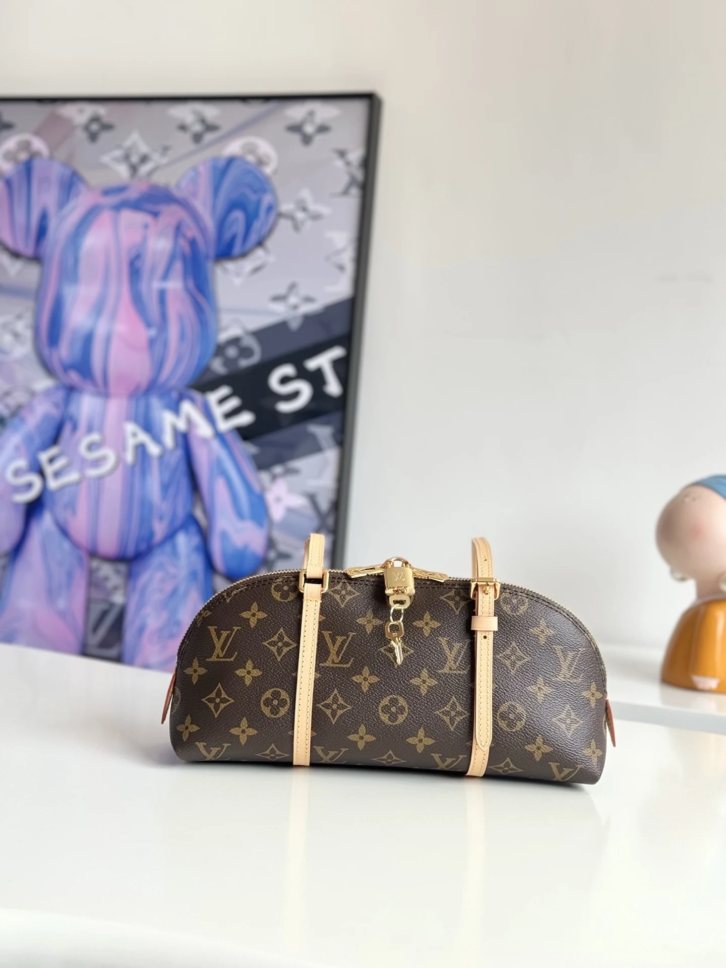 LV M28953 压纹印花手袋 女士双肩包 LV M28953 压纹印花手袋 女士双肩包