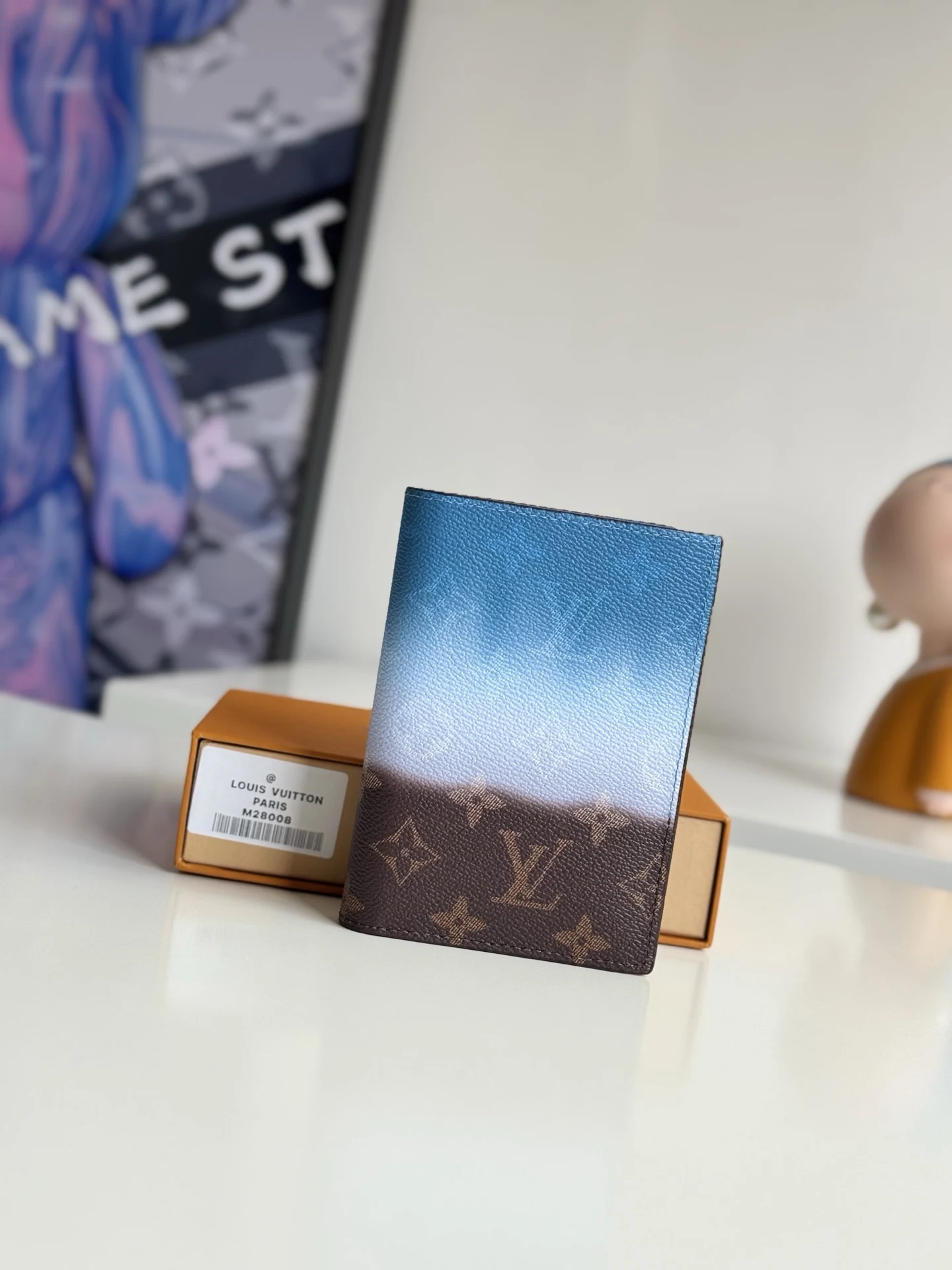LV M28008 描摹喷绘护照套 钱夹 LV M28008 描摹喷绘护照套 钱夹