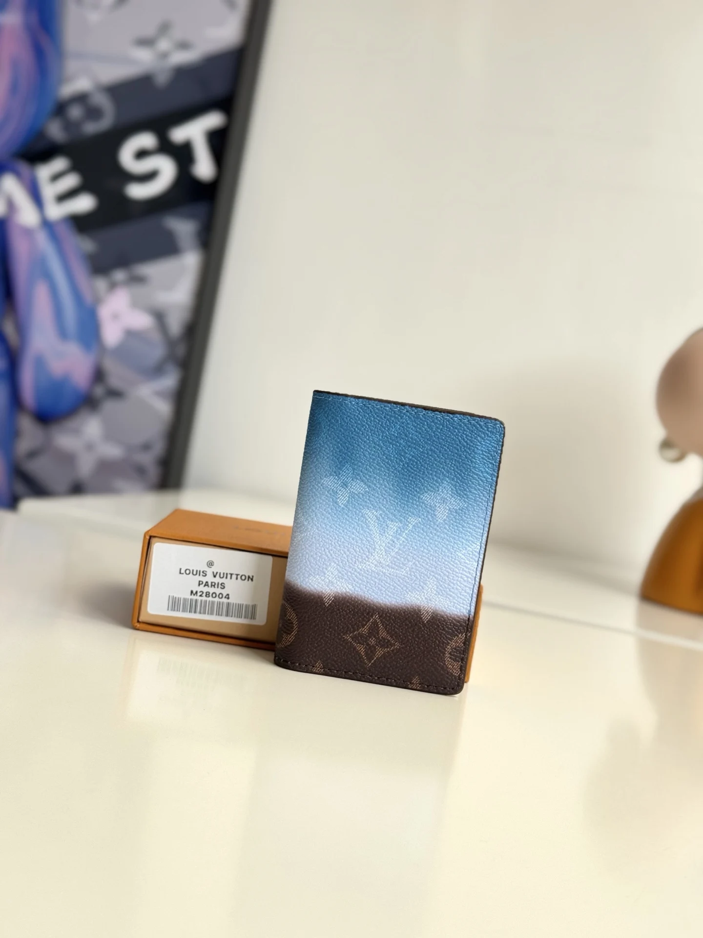 LV M28004 描摹喷绘护照套 钱夹 LV M28004 描摹喷绘护照套 钱夹