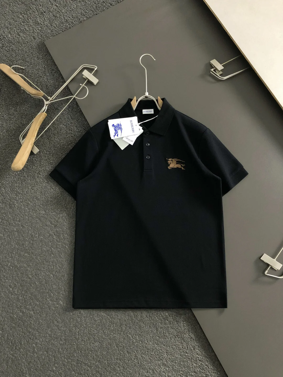 巴宝莉 重工绣珠融合网布印花短袖 巴宝莉 重工绣珠融合网布印花短袖