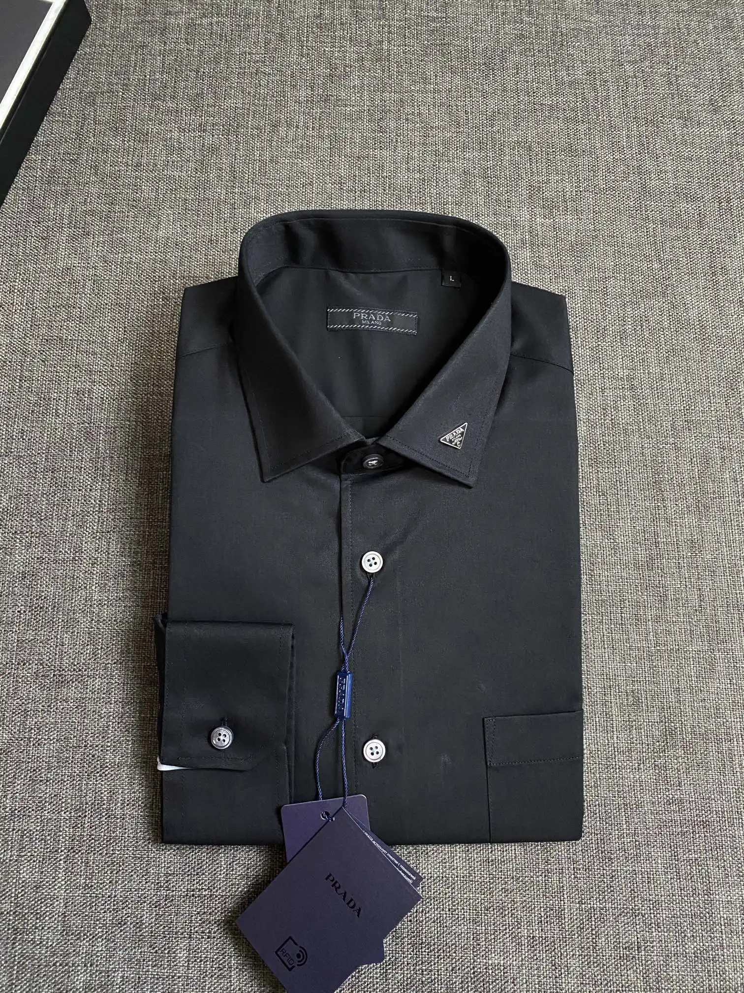普拉达 最新夏款男士必备款衬衫 普拉达 最新夏款男士必备款衬衫