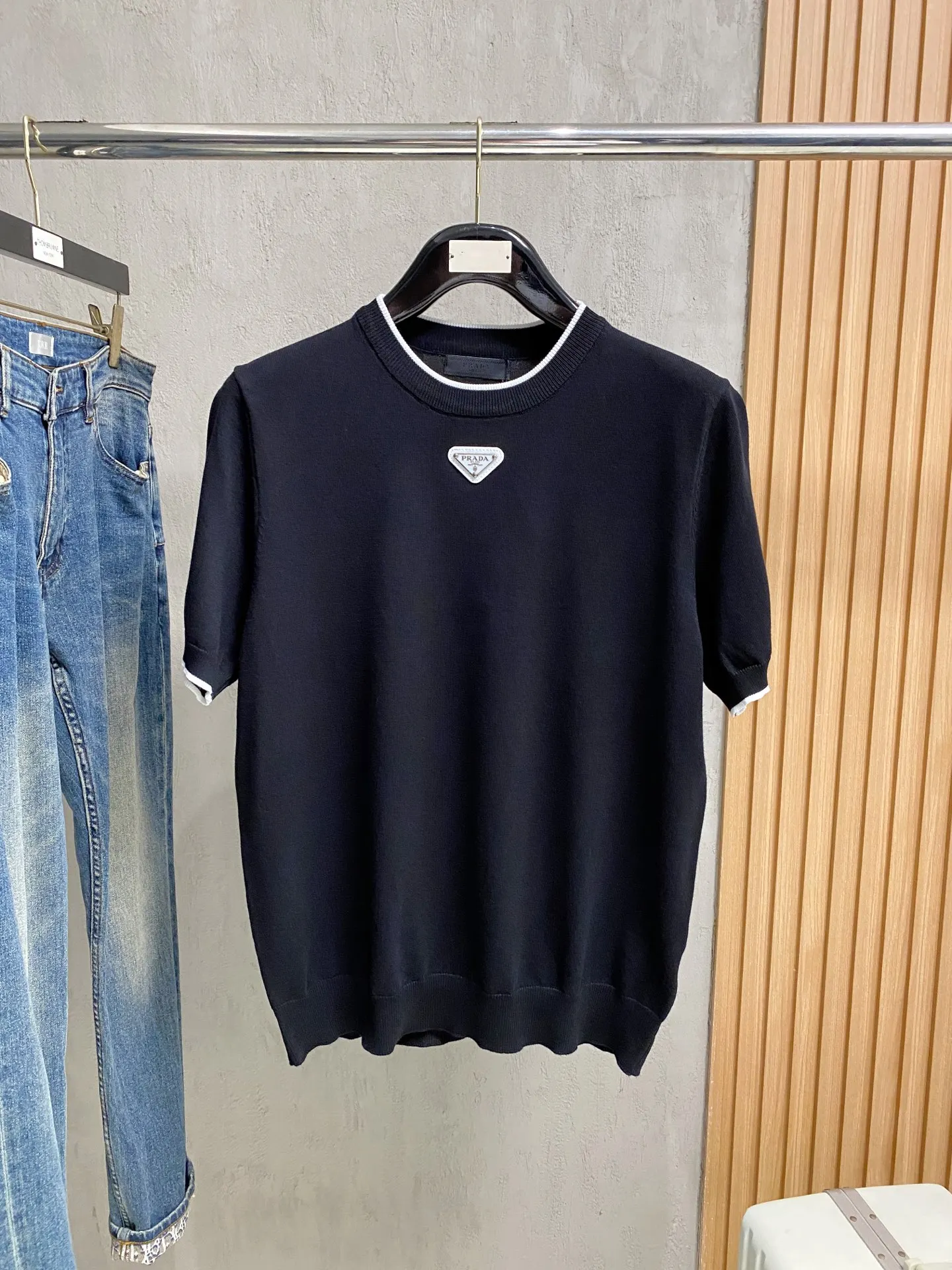 普拉达 2026新款休闲针织短袖翻领Polo 普拉达 2026新款休闲针织短袖翻领Polo