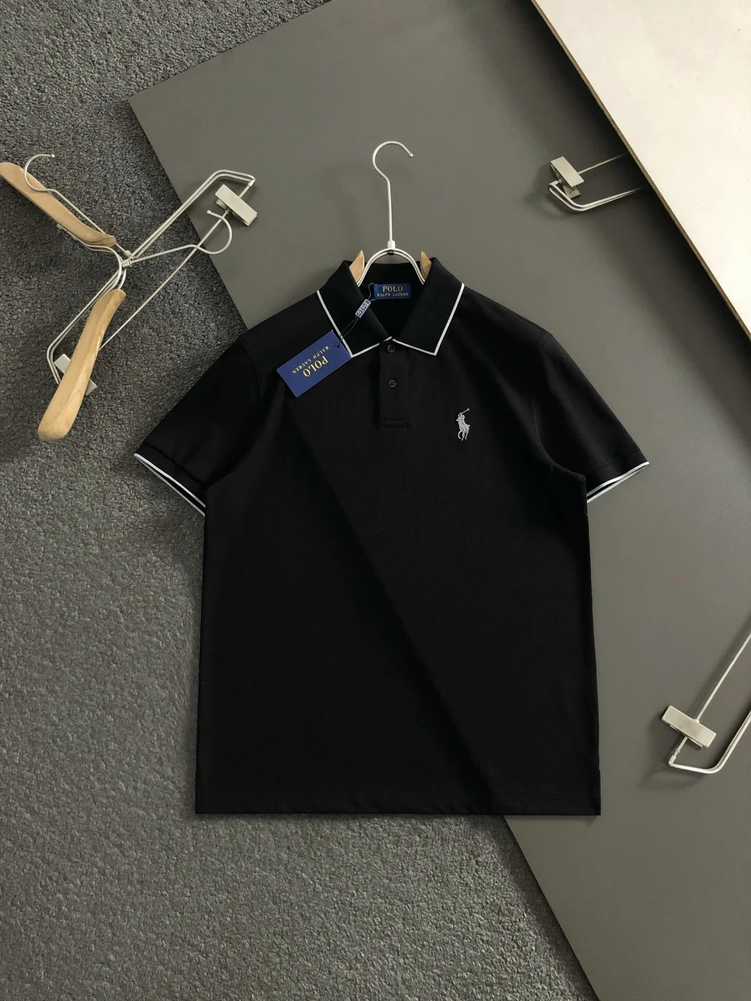 诺悠翩雅 黑白撞色亨利领短袖 诺悠翩雅 黑白撞色亨利领短袖