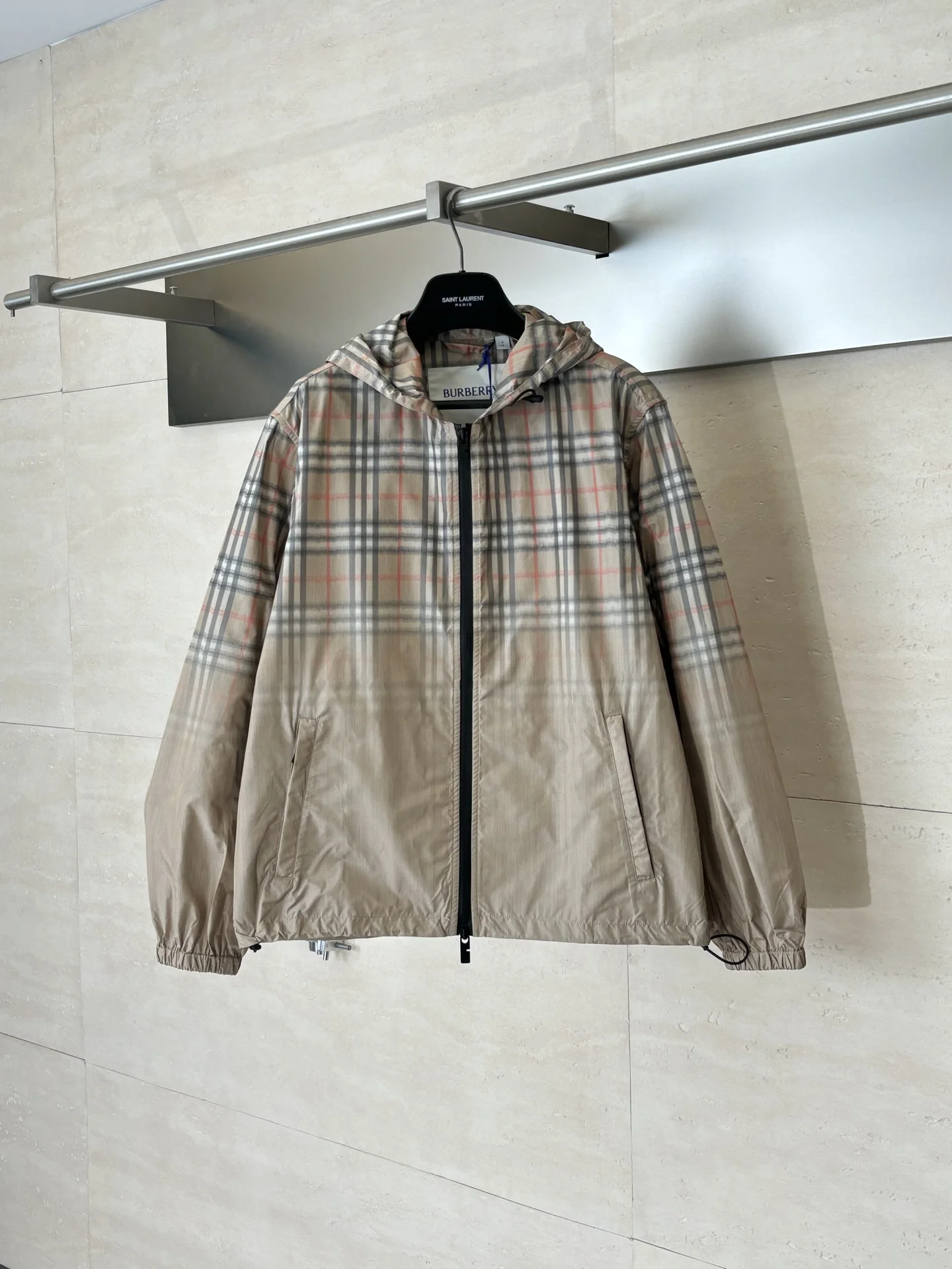 巴宝莉 渐变格纹连帽防风夹克外套