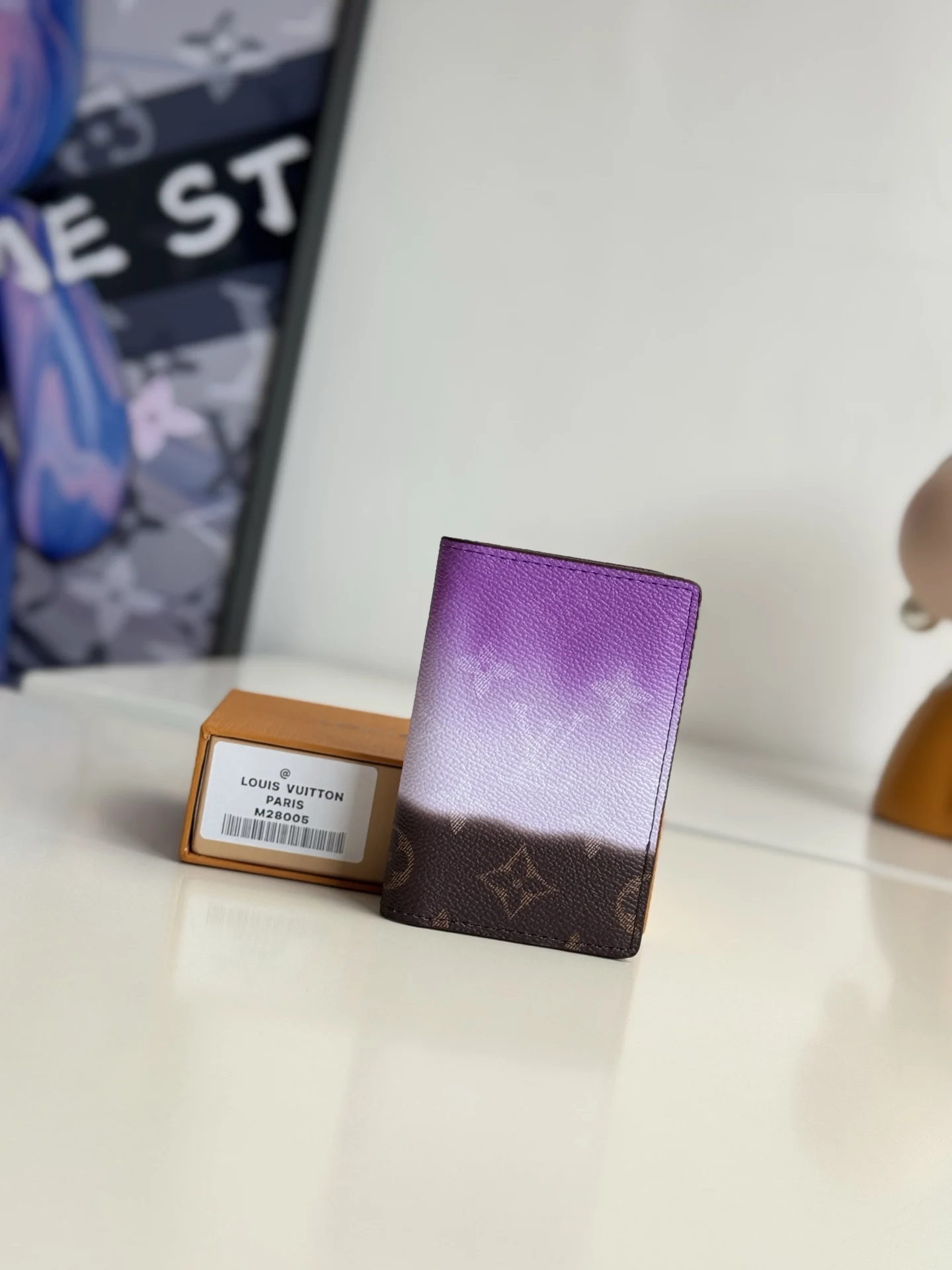 LV M28005 描摹喷绘护照套 钱夹 LV M28005 描摹喷绘护照套 钱夹