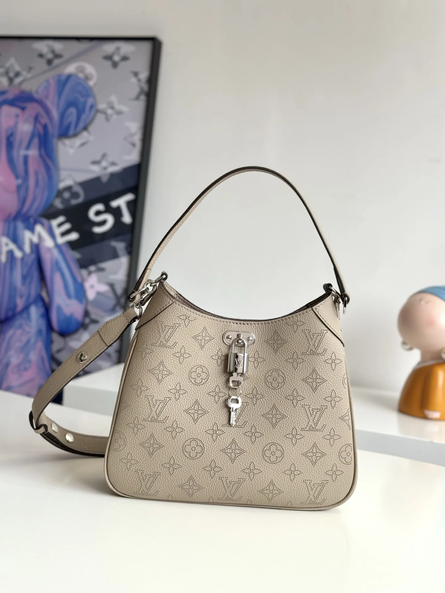 LV M27336 穿孔牛皮革小号手袋 女士斜挎包 LV M27336 穿孔牛皮革小号手袋 女士斜挎包