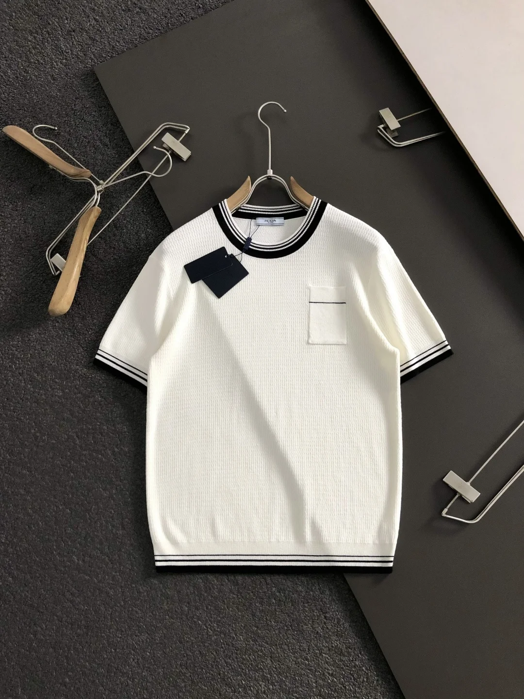 普拉达 黑白撞色口袋短袖 普拉达 黑白撞色口袋短袖