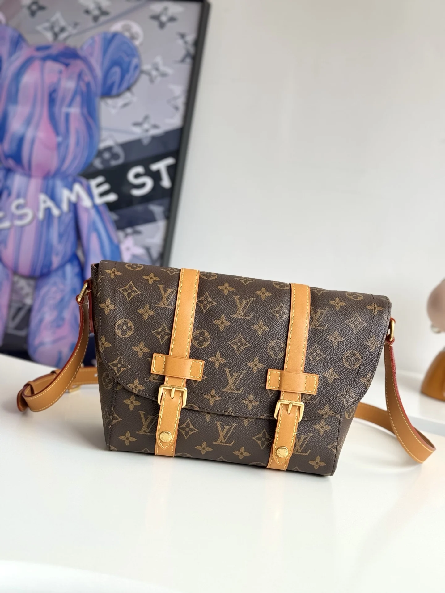 LV M28115 翻盖邮差包 斜挎包