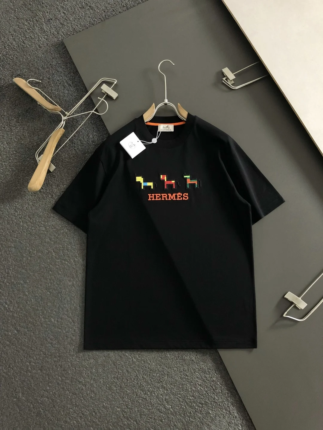 爱马仕 字母刺绣短袖 爱马仕 字母刺绣短袖