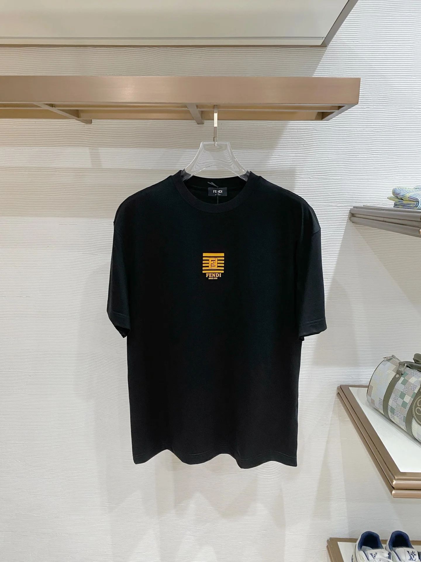 芬迪 春夏新款圆领短袖T恤衫 芬迪 春夏新款圆领短袖T恤衫