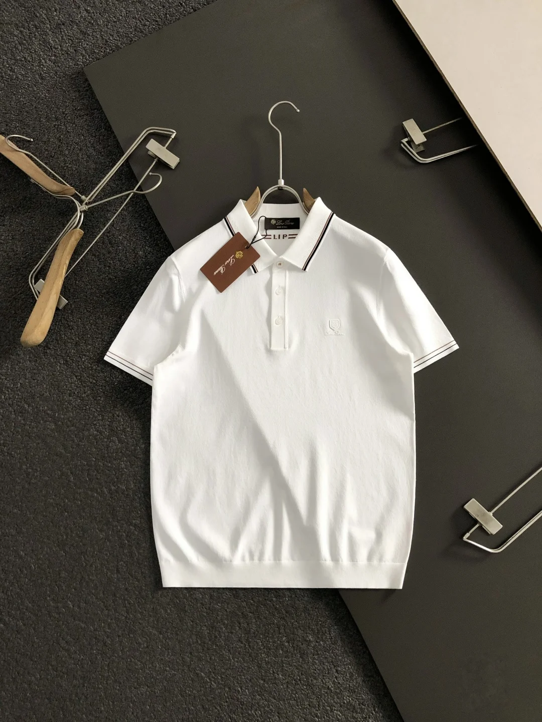 诺悠翩雅 黑色字母胶印短袖 诺悠翩雅 黑色字母胶印短袖