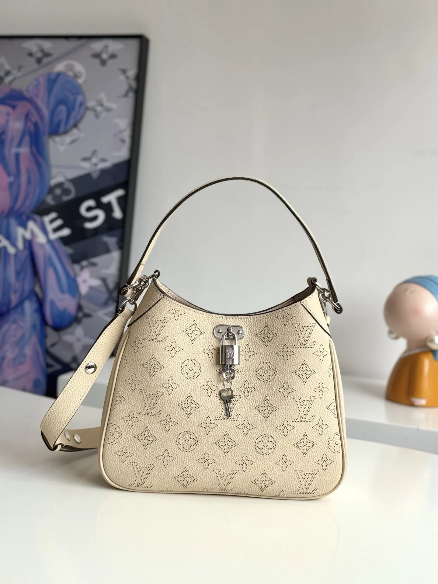 LV M27459 穿孔牛皮革小号手袋 女士斜挎包 LV M27459 穿孔牛皮革小号手袋 女士斜挎包