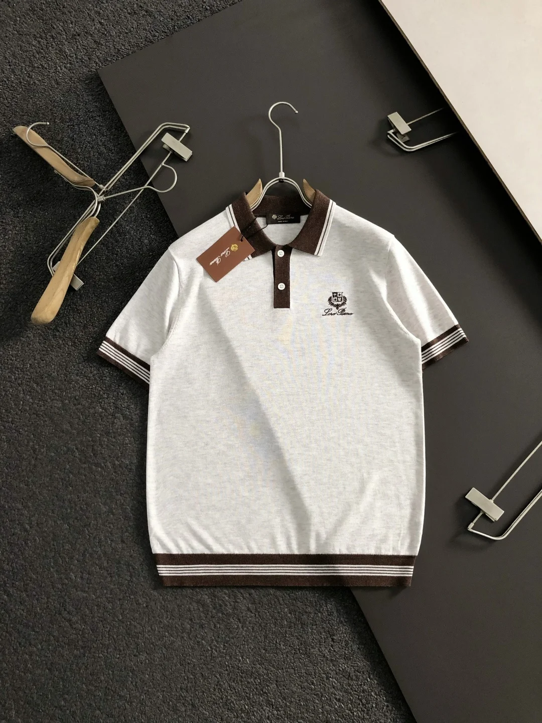 诺悠翩雅 黑咖撞色字母刺绣短袖