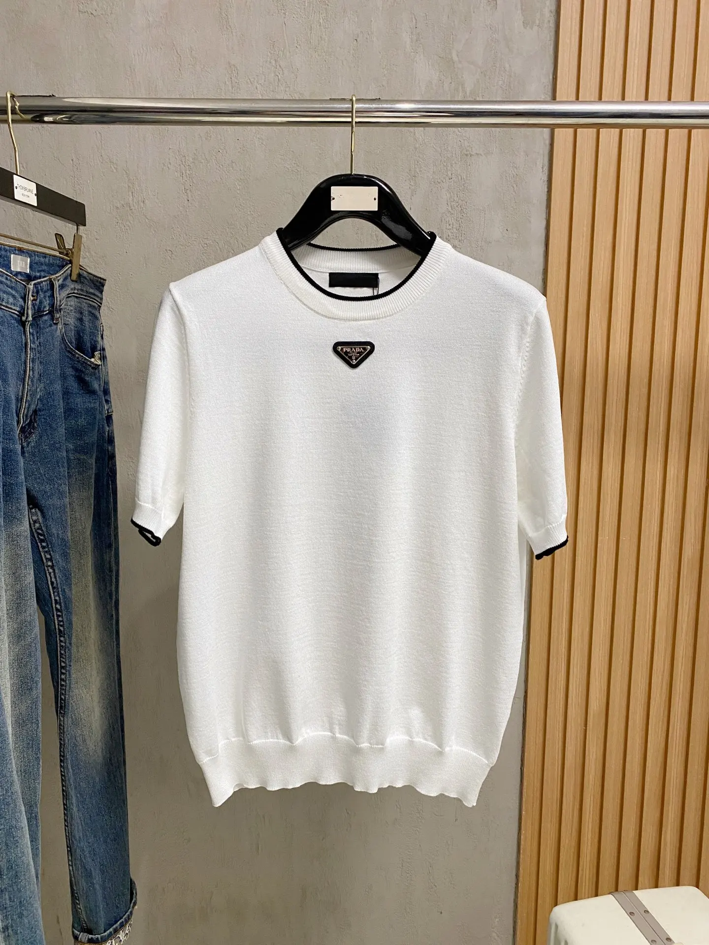 普拉达 字母刺绣针织polo短袖 普拉达 字母刺绣针织polo短袖