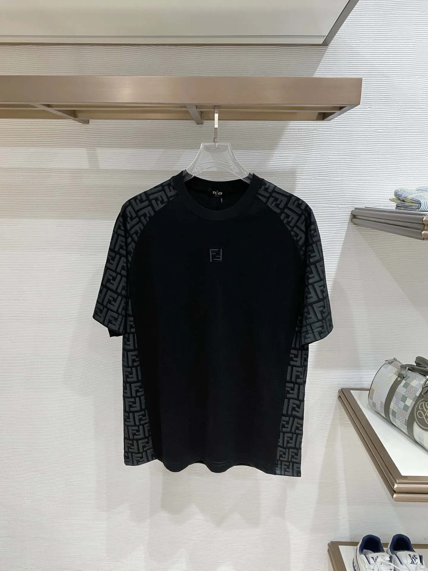 芬迪 春夏新款圆领短袖T恤衫 芬迪 春夏新款圆领短袖T恤衫