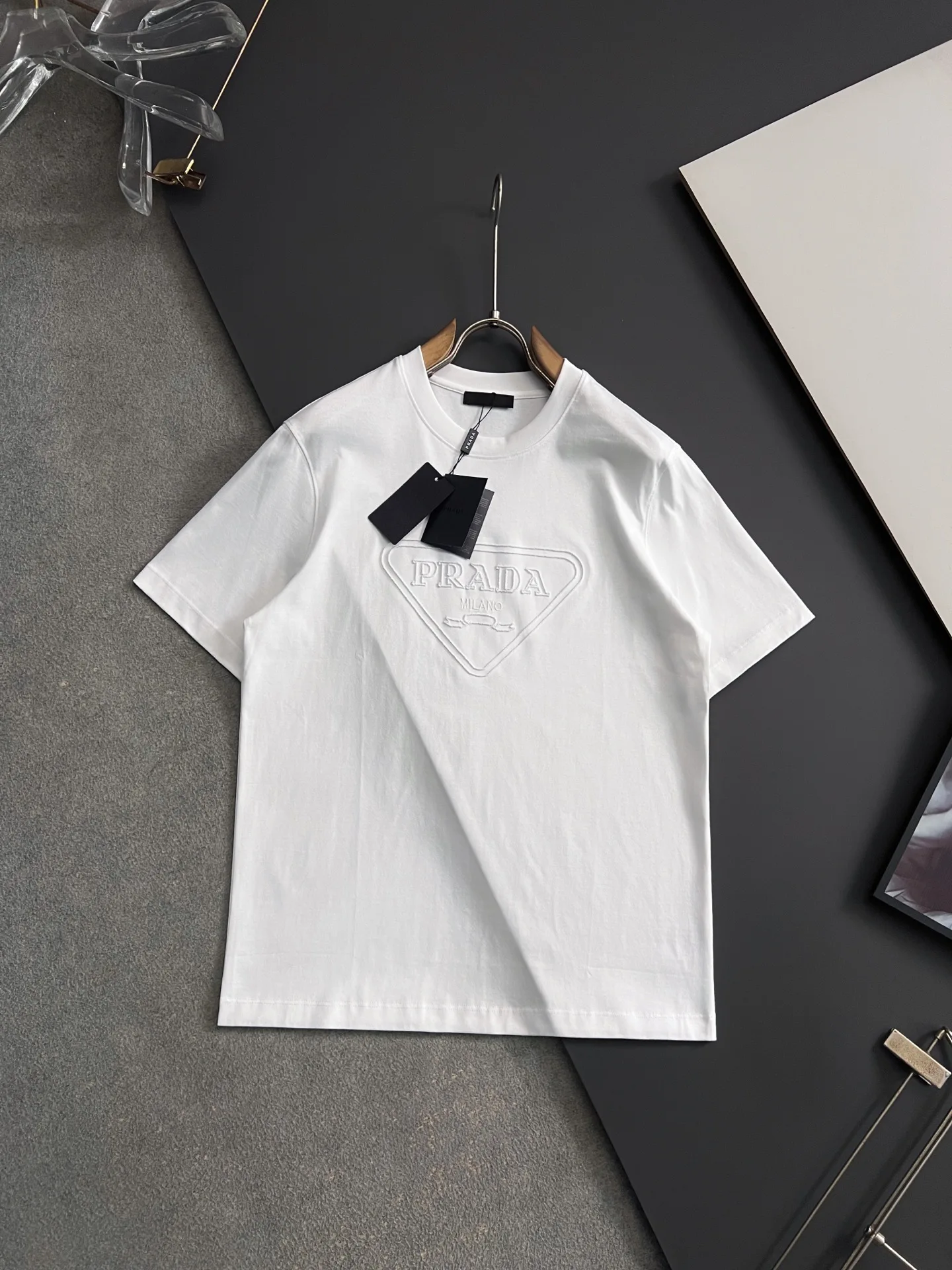 普拉达 股丝光绝佳高品质进口牛奶丝T恤