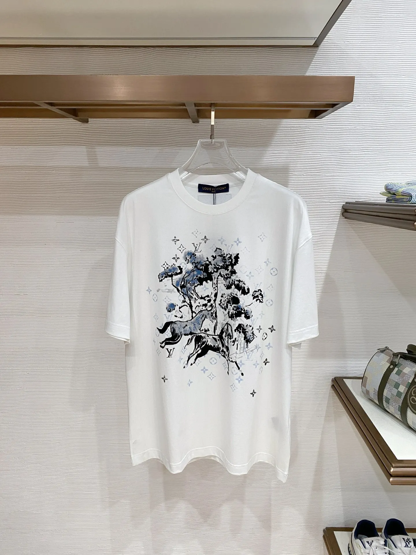 LV 春夏新款圆领短袖T恤衫 LV 春夏新款圆领短袖T恤衫