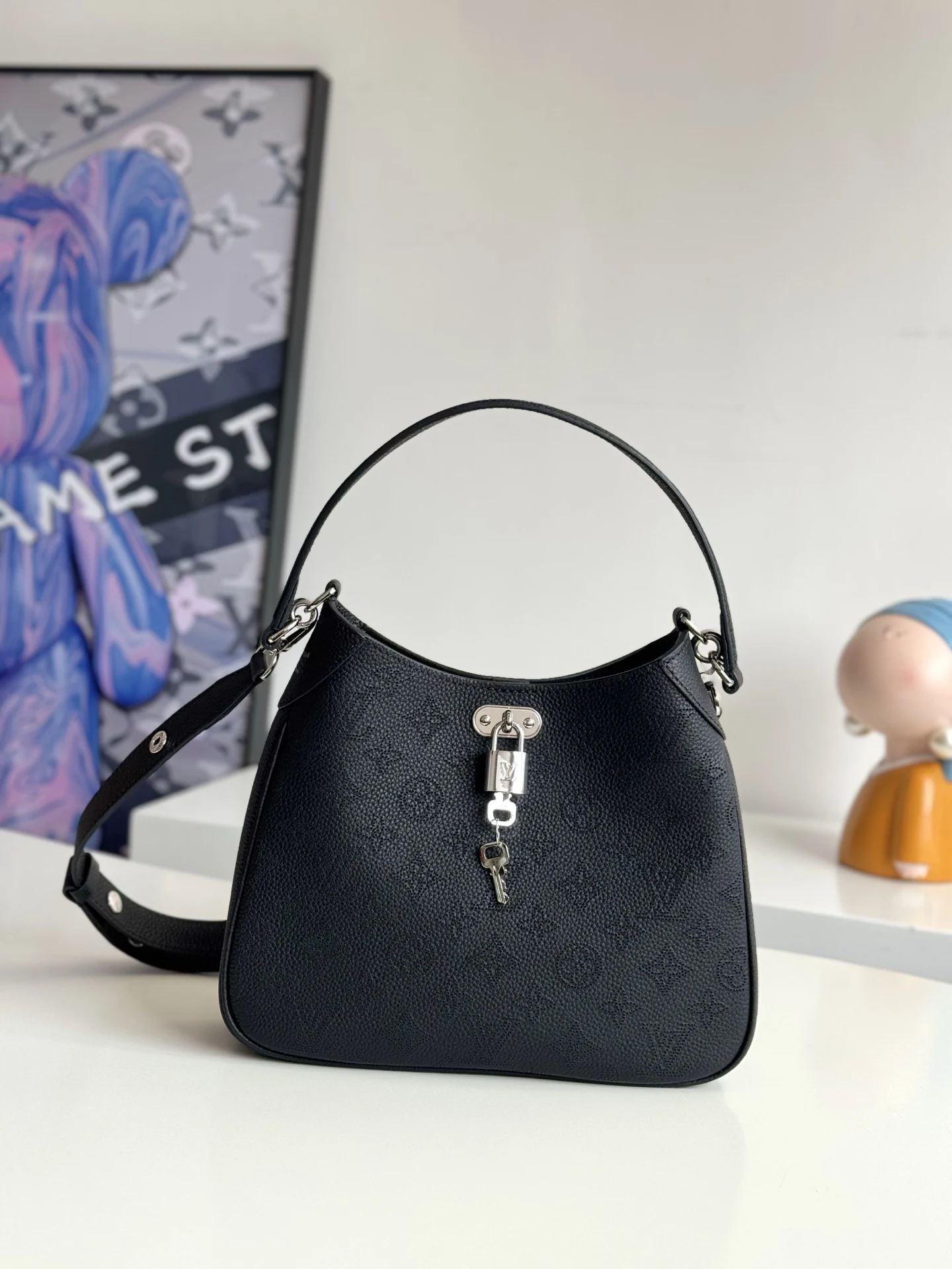 LV M28306 穿孔牛皮革小号手袋 女士斜挎包 LV M28306 穿孔牛皮革小号手袋 女士斜挎包