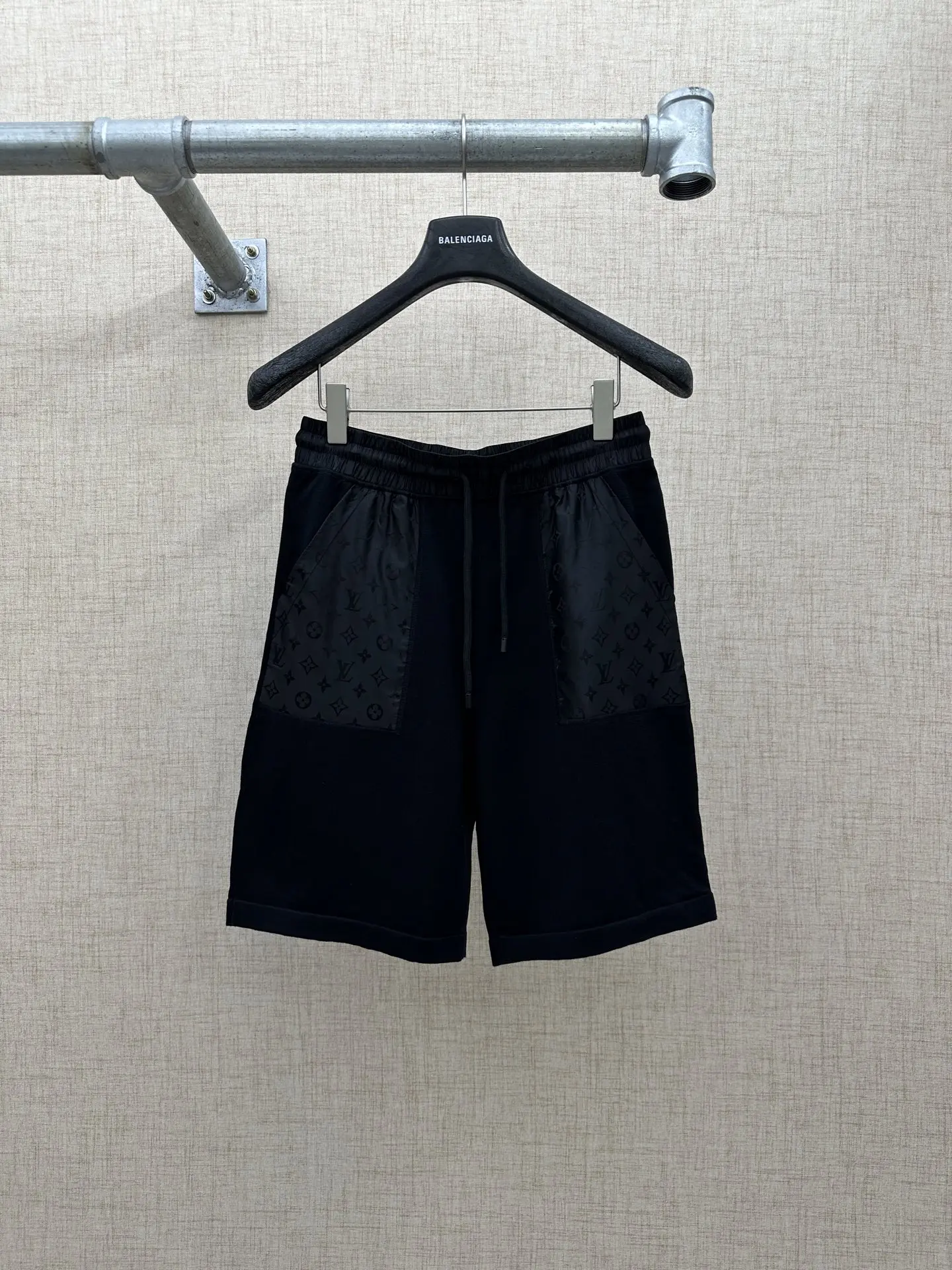 LV 当季新款休闲运动短裤 LV 当季新款休闲运动短裤