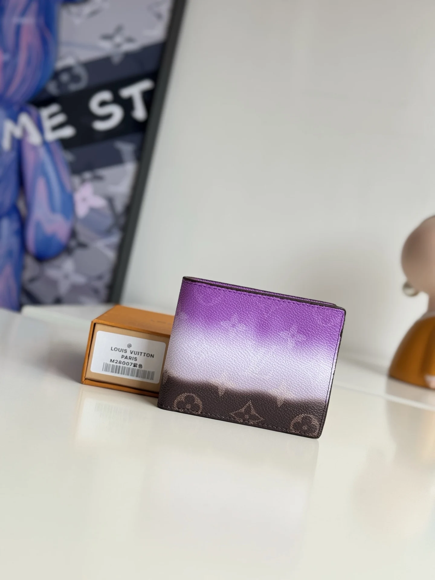 LV M28007 描摹喷绘护照套 钱夹 LV M28007 描摹喷绘护照套 钱夹