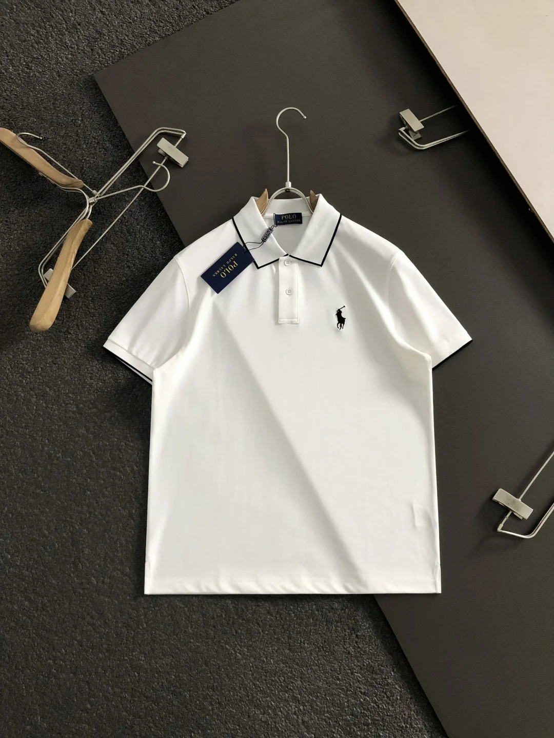 诺悠翩雅 黑白撞色亨利领短袖 诺悠翩雅 黑白撞色亨利领短袖