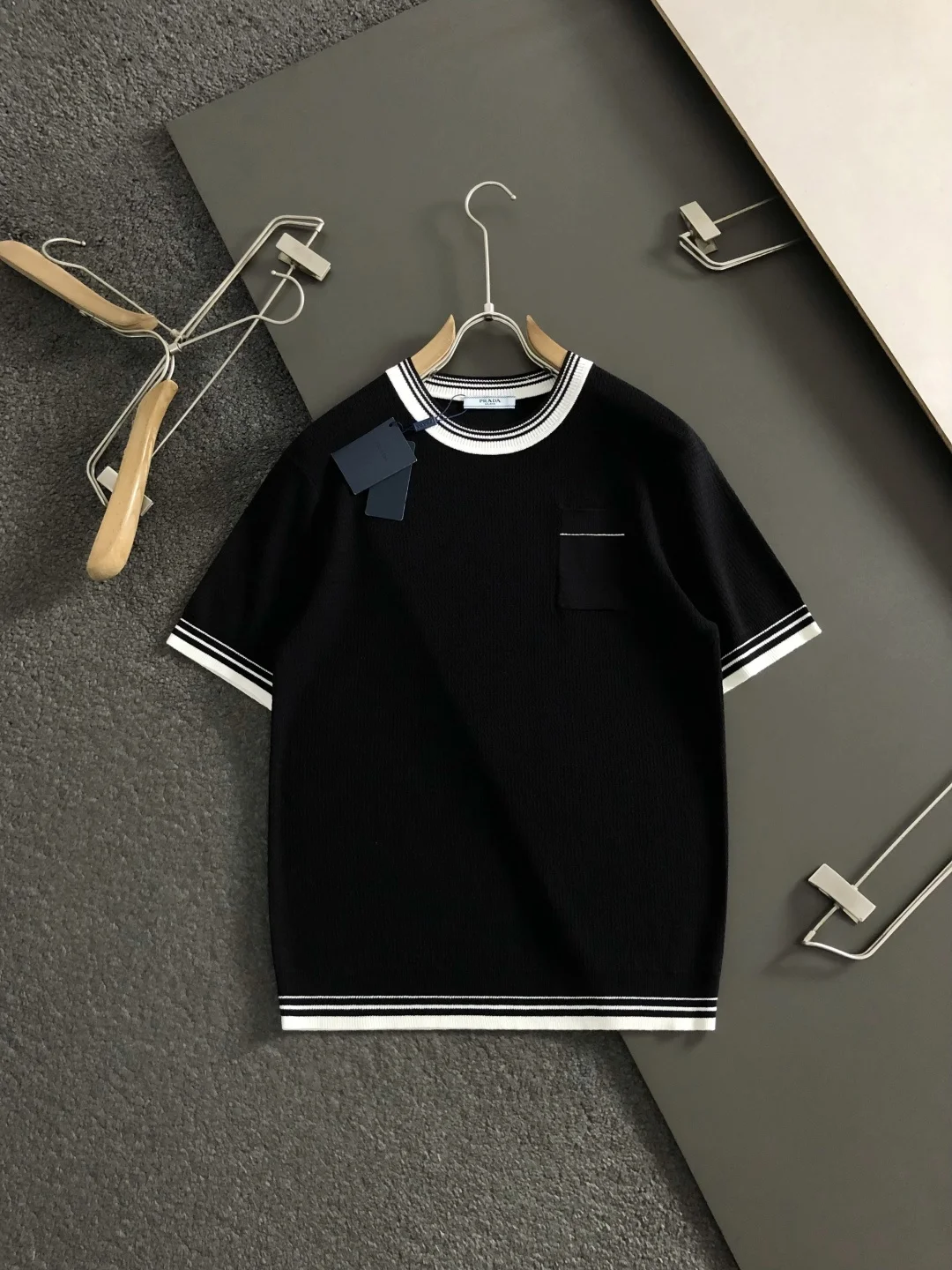 普拉达 黑白撞色口袋短袖