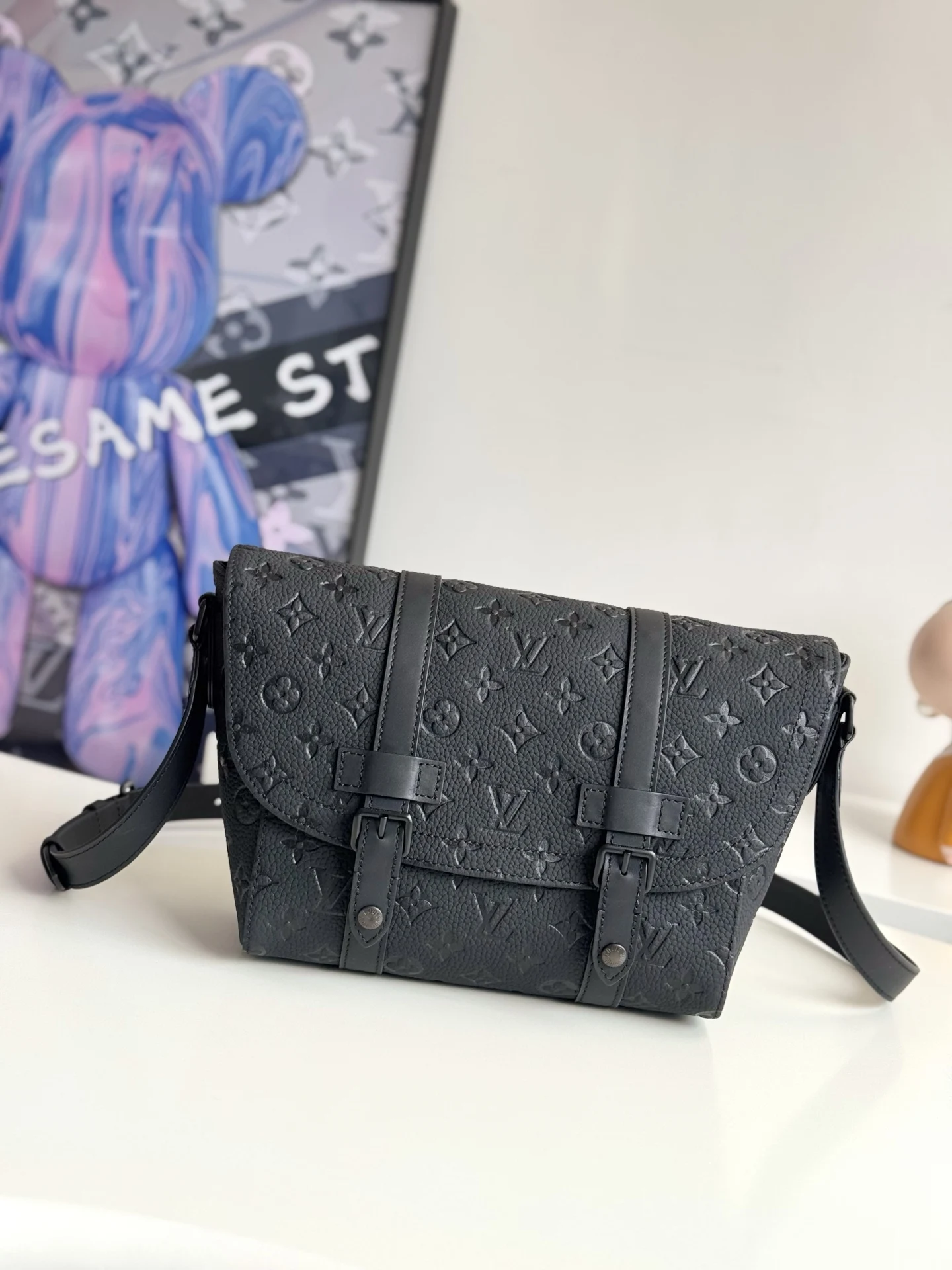 LV M28324 翻盖邮差包  斜挎包