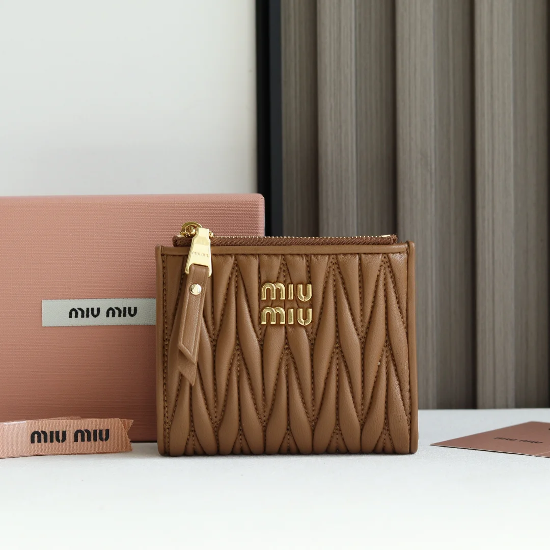 缪缪 5MV017 新款羊皮小夹 钱夹 缪缪 5MV017 新款羊皮小夹 钱夹