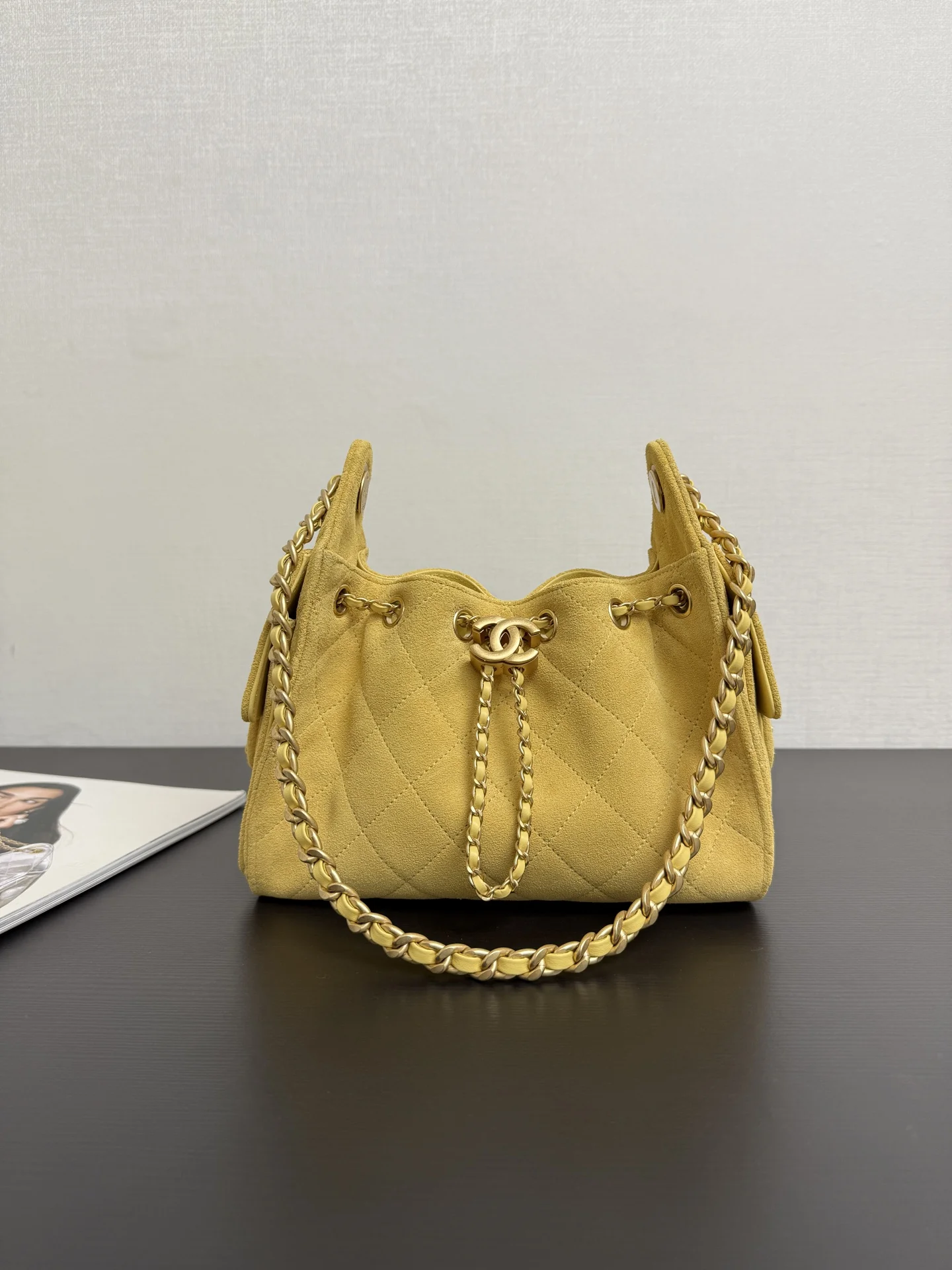 香奈儿 99480 麂皮水桶抽绳包 女士斜挎包 香奈儿 99480 麂皮水桶抽绳包 女士斜挎包