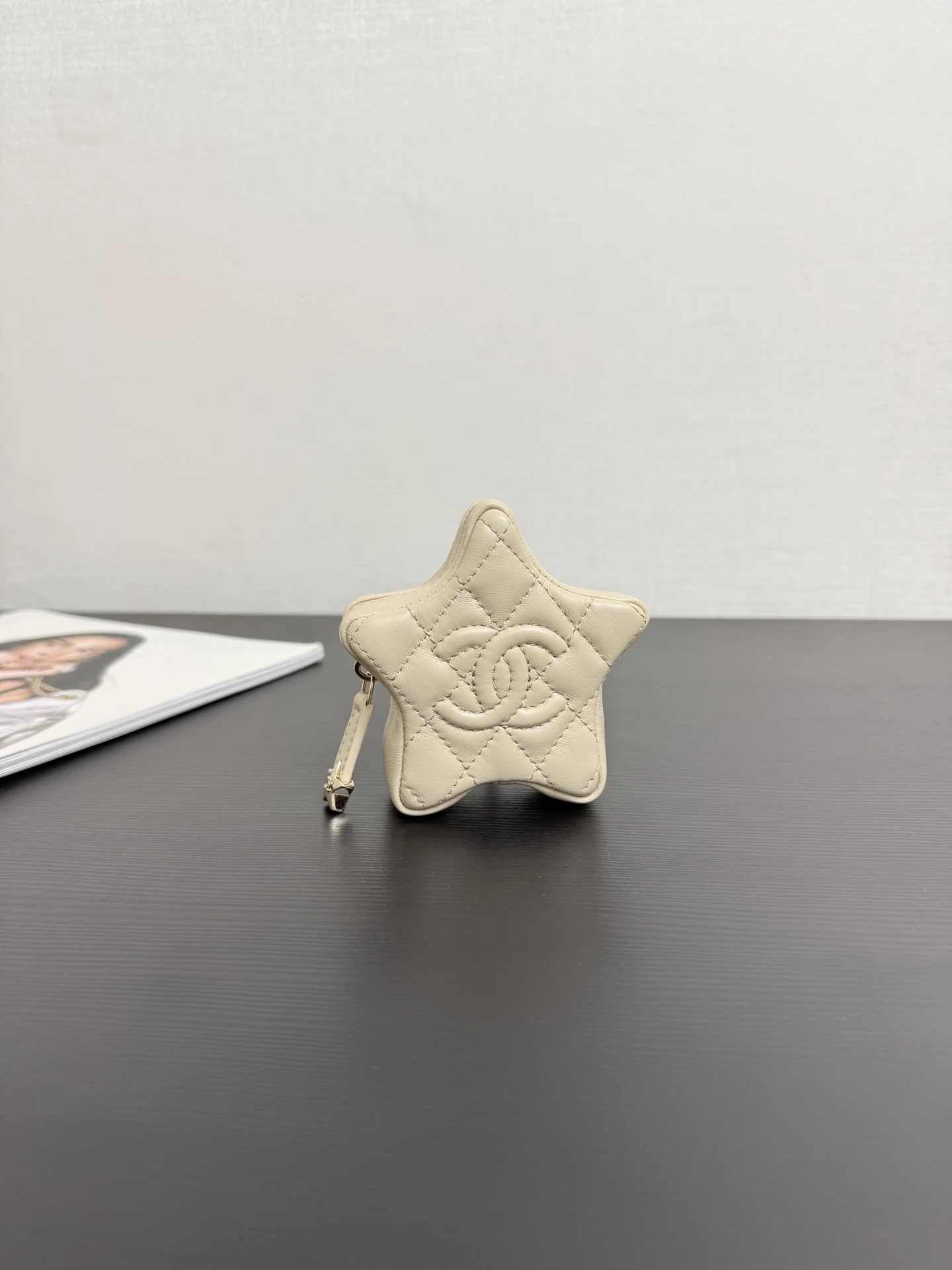 香奈儿 金色星星小挂件链条包 女士斜挎包 香奈儿 金色星星小挂件链条包 女士斜挎包