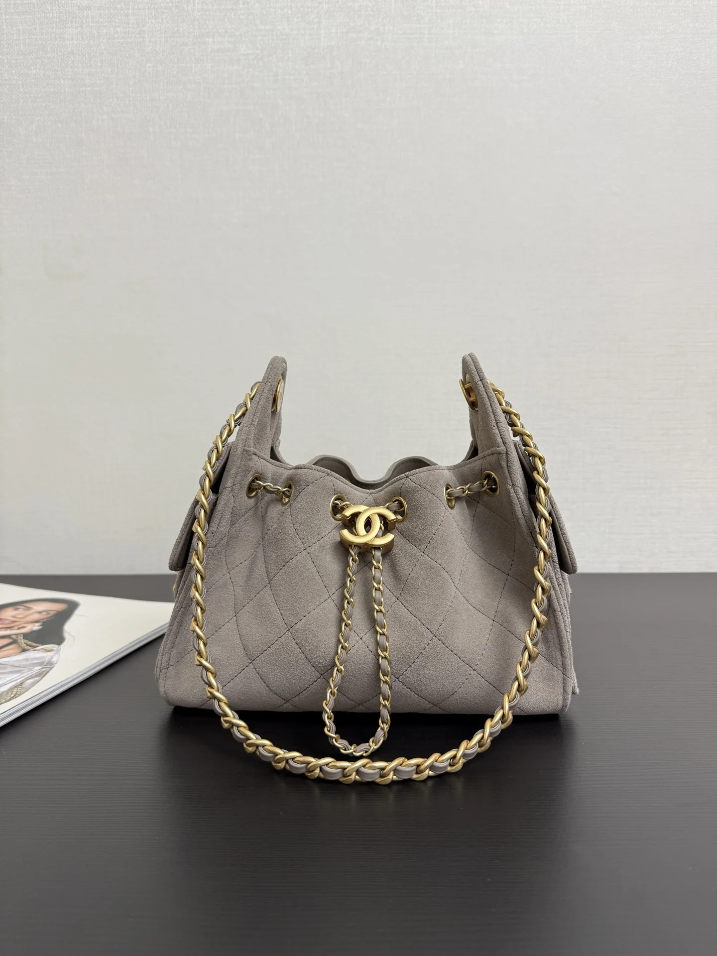 香奈儿 99480 麂皮水桶抽绳包 女士斜挎包 香奈儿 99480 麂皮水桶抽绳包 女士斜挎包