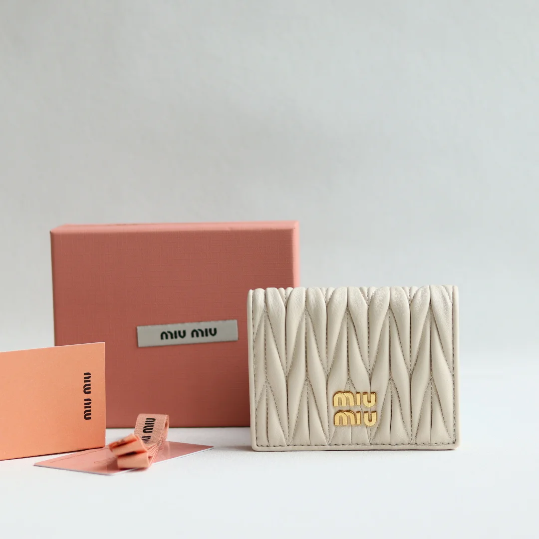 缪缪 5MV204 新版本口袋小包 钱夹 缪缪 5MV204 新版本口袋小包 钱夹