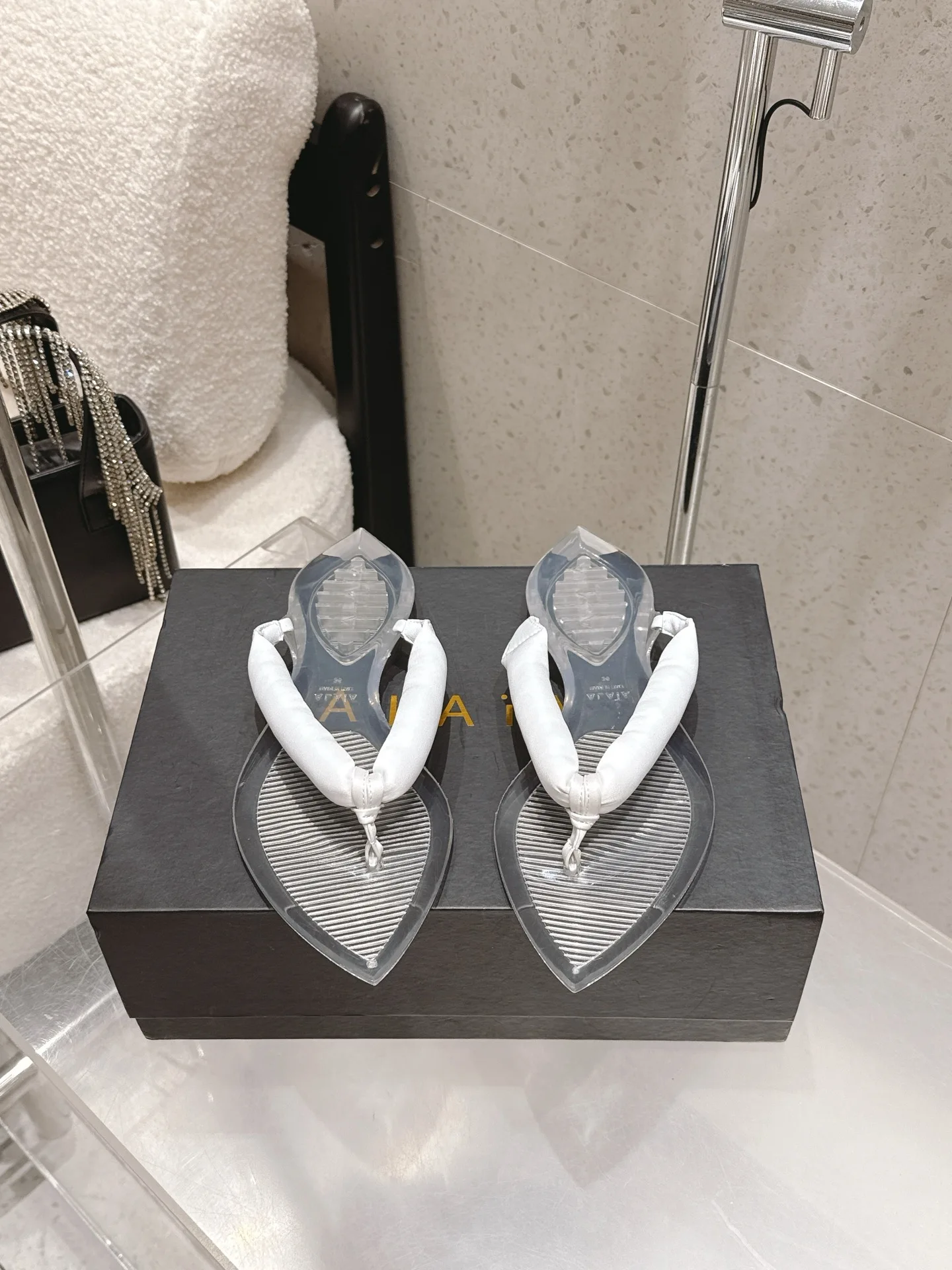 ISAIA Early spring new velvet flip-flops rubber slippers women s sandals