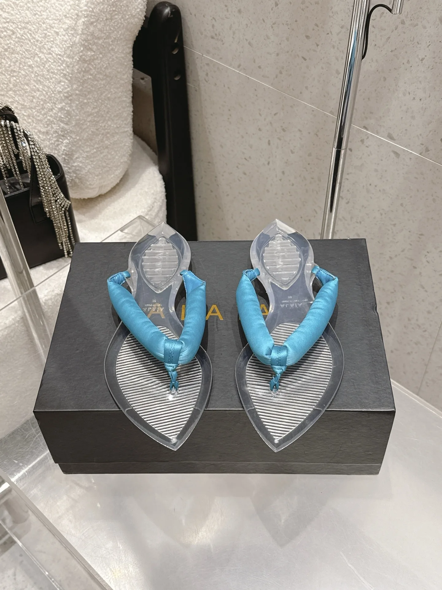 ISAIA Early spring new velvet flip-flops, rubber slippers, women s sandals.