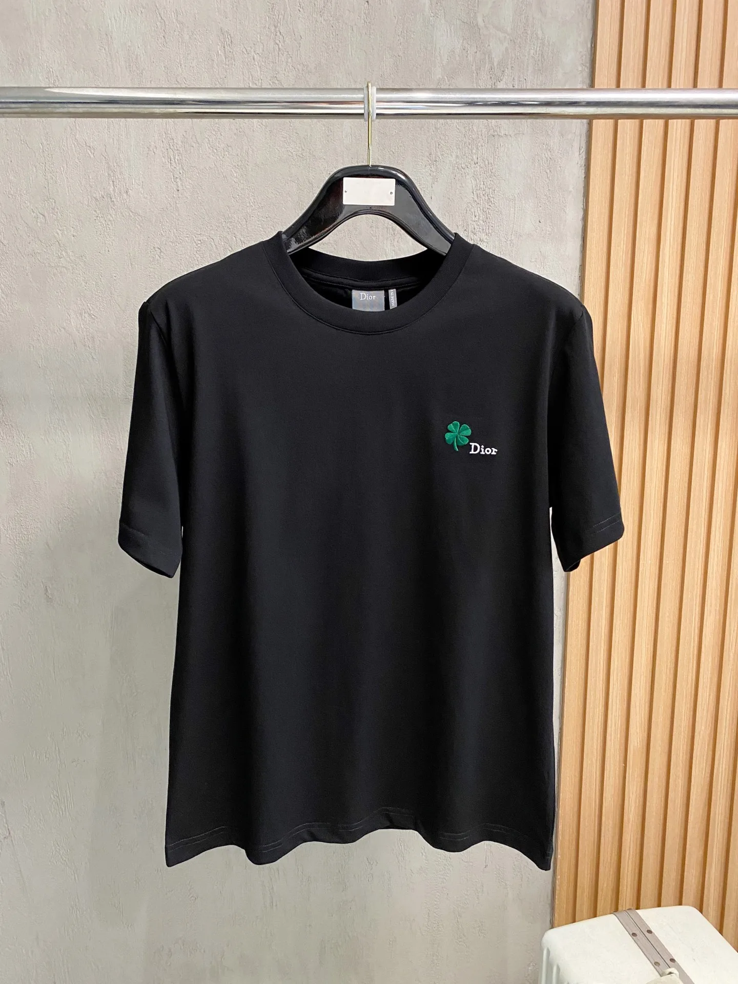Dior Round Neck Four-Leaf Clover Embroidered Pattern T-Shirt Dior Round Neck Four-Leaf Clover Embroidered Pattern T-Shirt