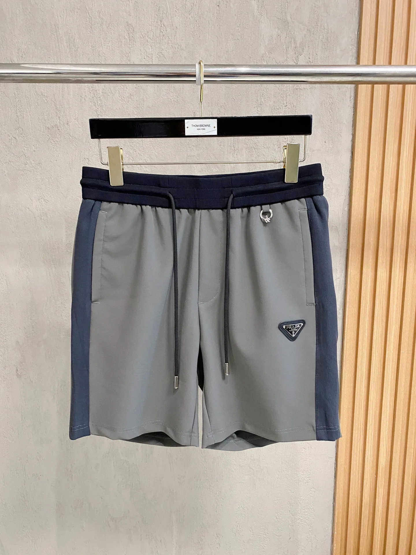 Prada Embroidered versatile elastic waistband drawstring shorts Prada Embroidered versatile elastic waistband drawstring shorts