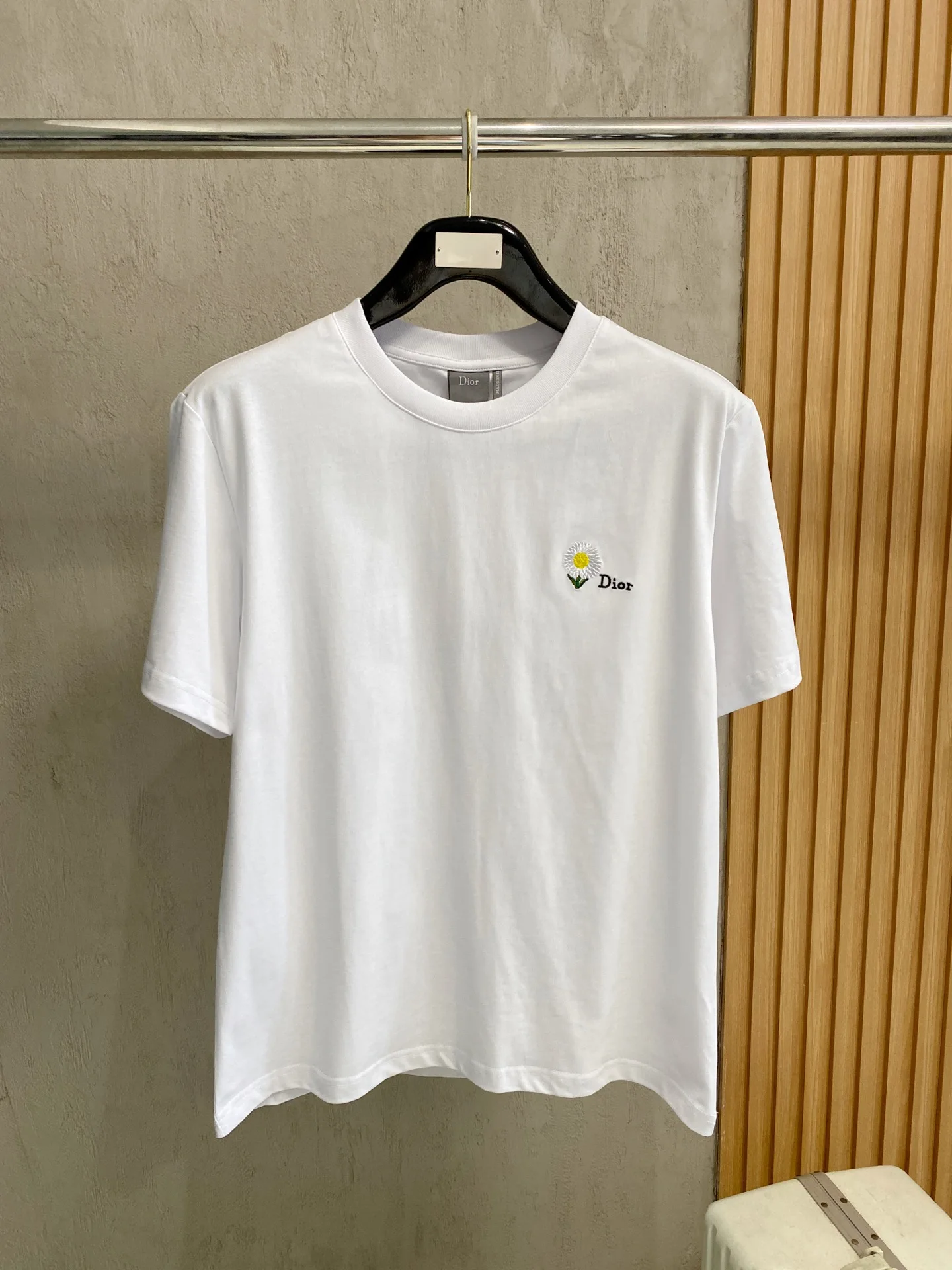 Dior Round Neck Clover Embroidery Pattern T-Shirt Dior Round Neck Clover Embroidery Pattern T-Shirt