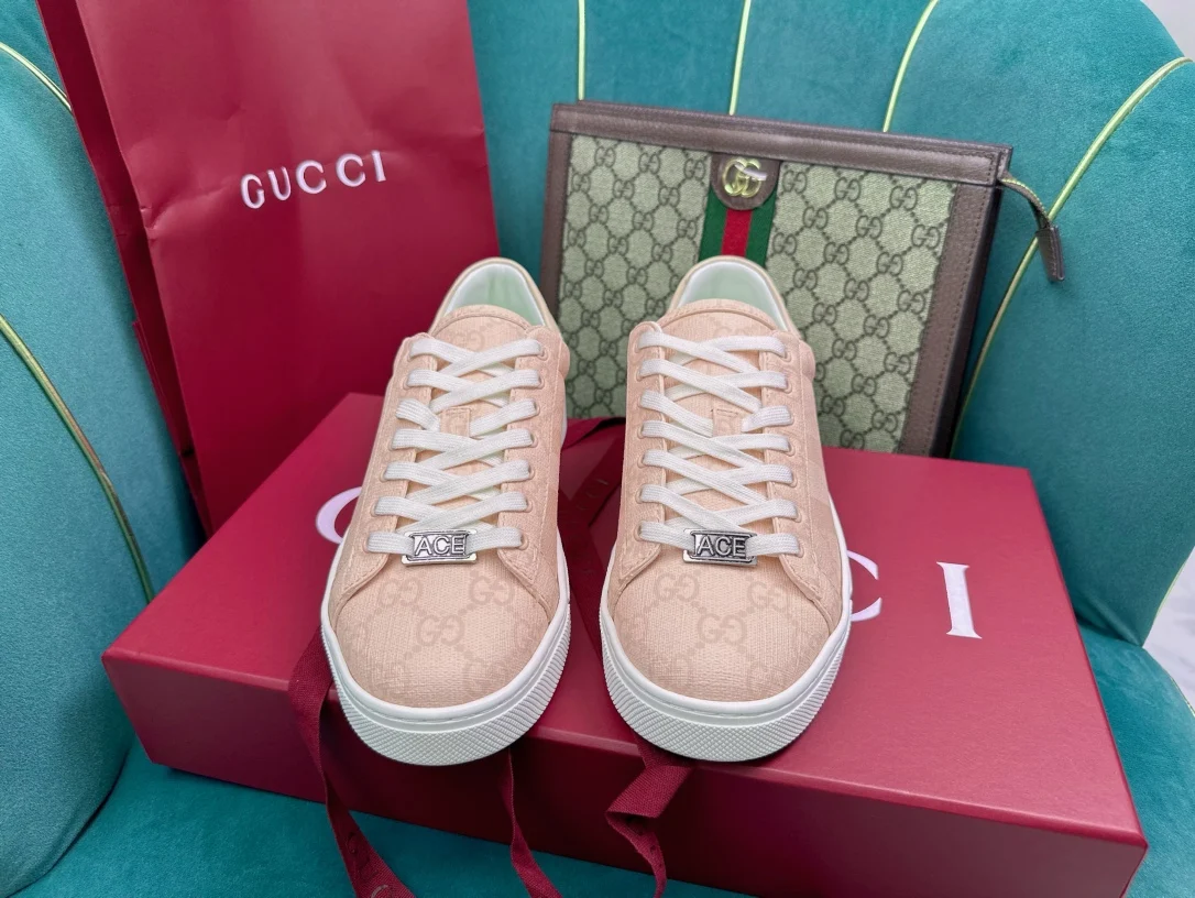 Gucci Couple s embroidered canvas white shoes Gucci Couple s embroidered canvas white shoes