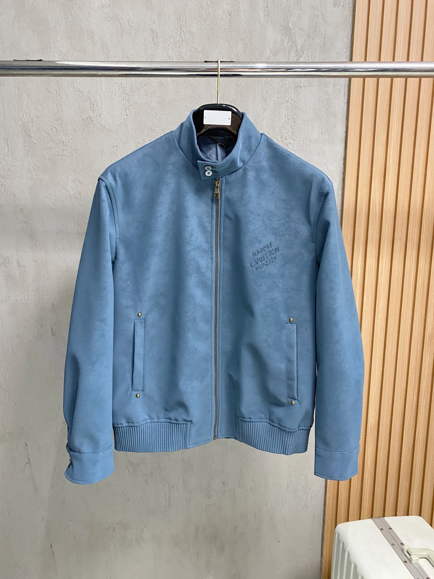 Louis Vuitton Suede occupies jackets. Louis Vuitton Suede occupies jackets.