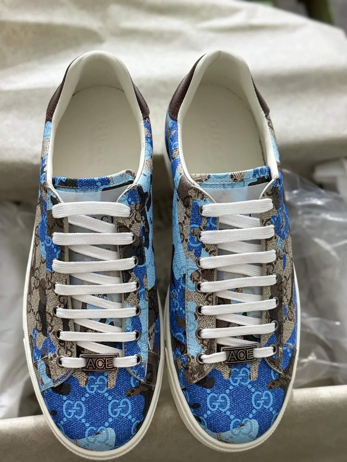 Gucci Couple s embroidered canvas white shoes