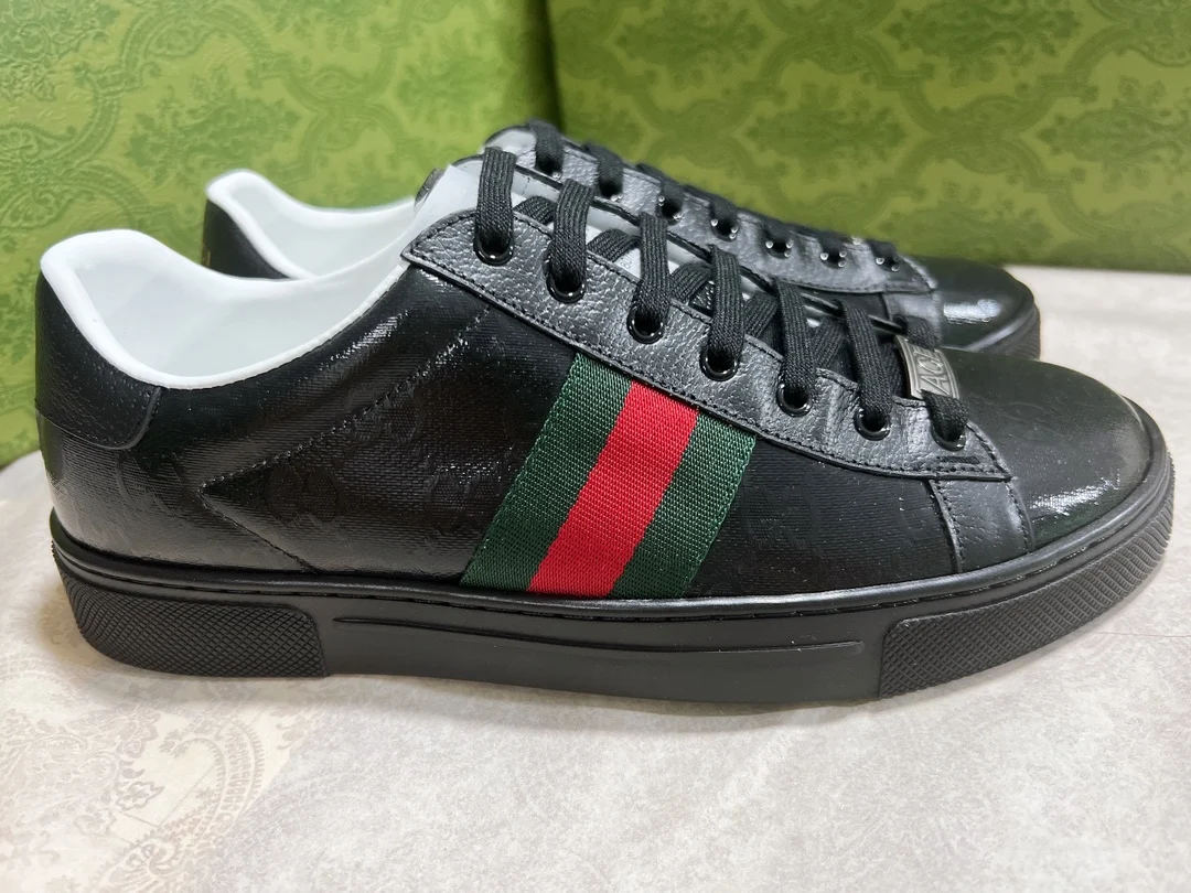Gucci Couple s embroidered canvas white sneakers