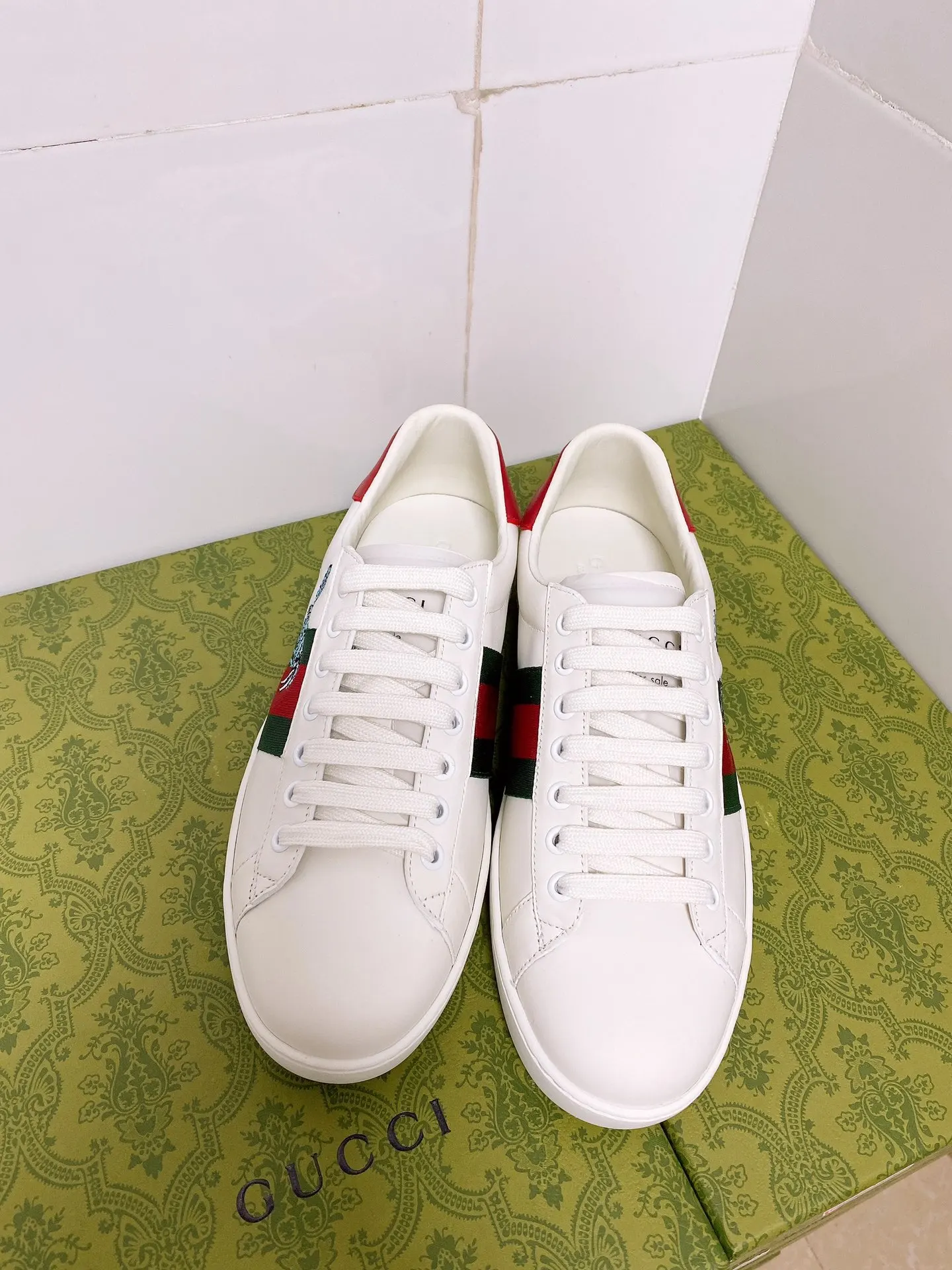 Gucci Couple s embroidered canvas white shoes
