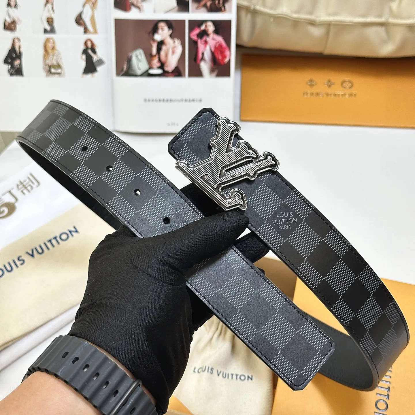 Louis Vuitton Double-sided hardware steel buckle belt