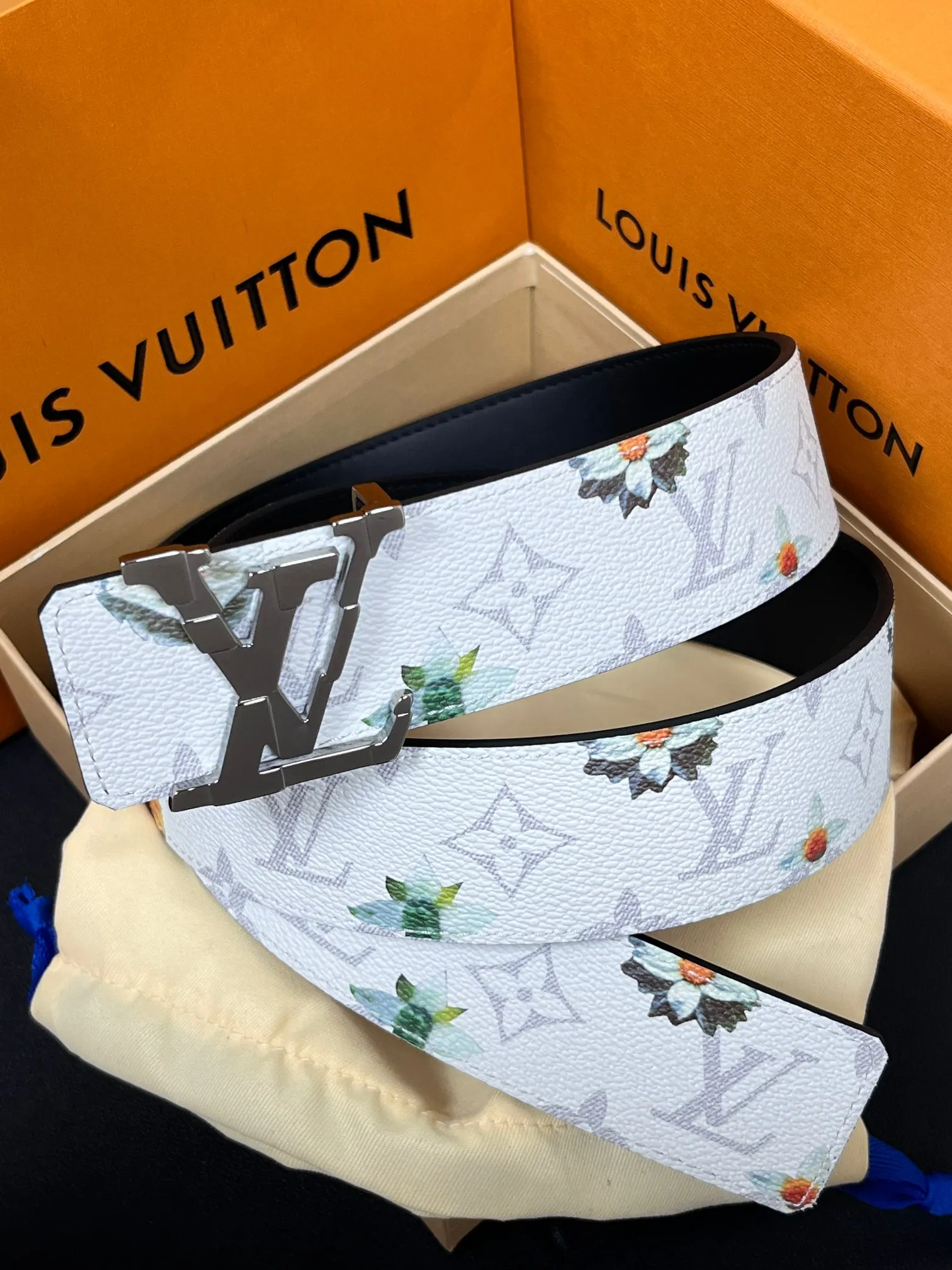 Louis Vuitton Hardware steel buckle belt