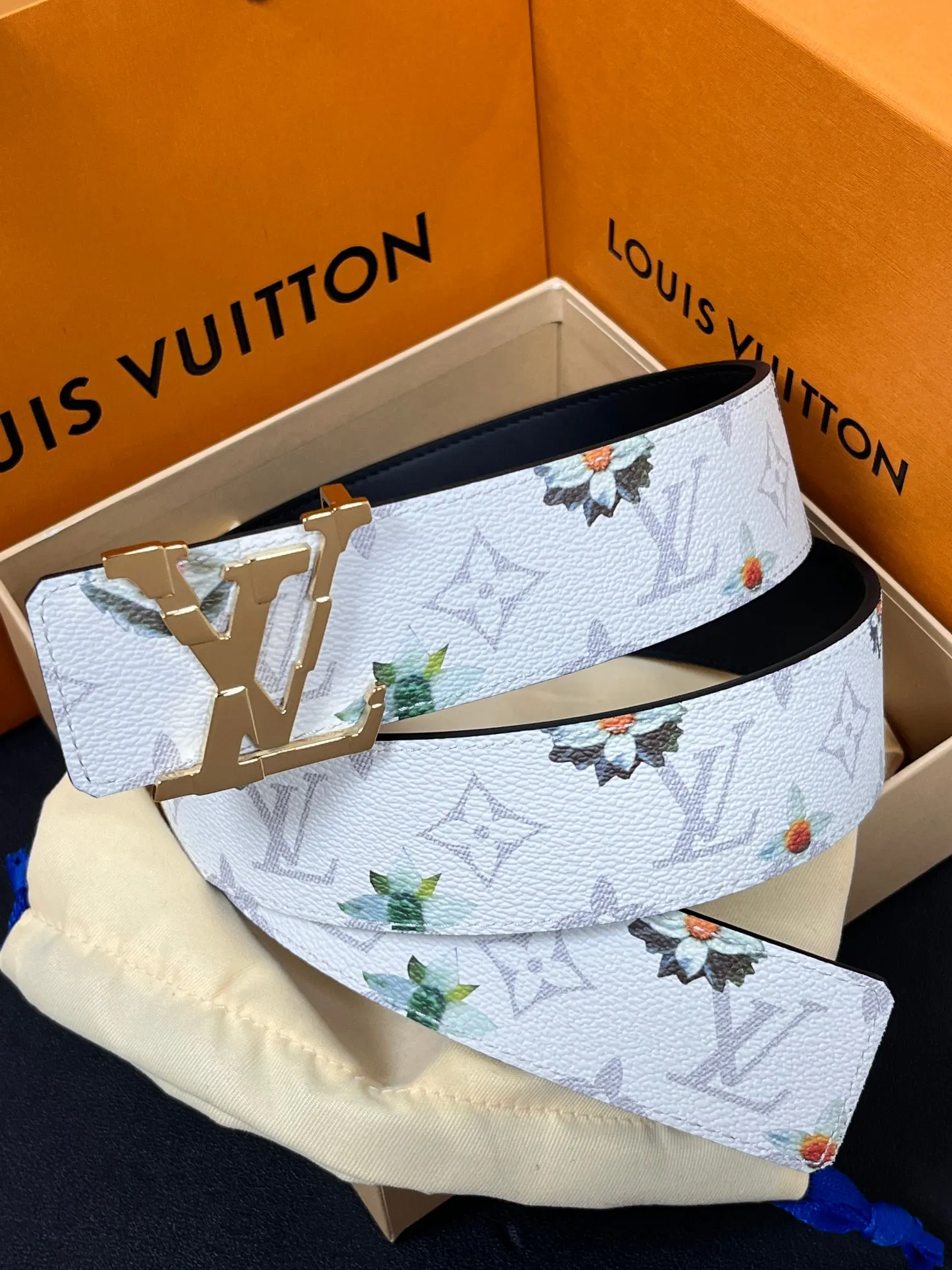 Louis Vuitton Hardware steel buckle belt